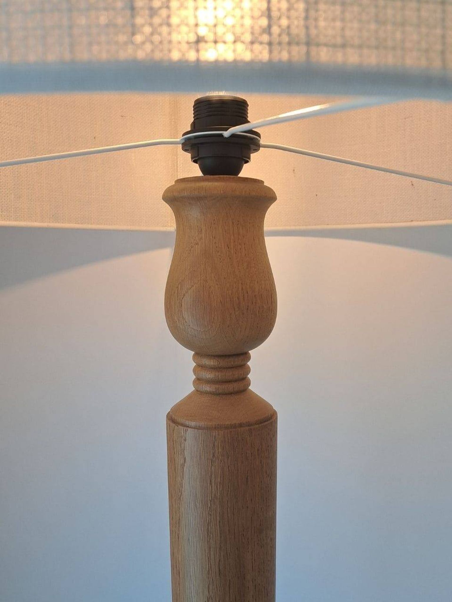 Lampadaire vintage en chêne massif à tablettes, années 1960
