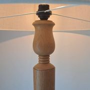 Lampadaire vintage en chêne massif à tablettes, années 1960