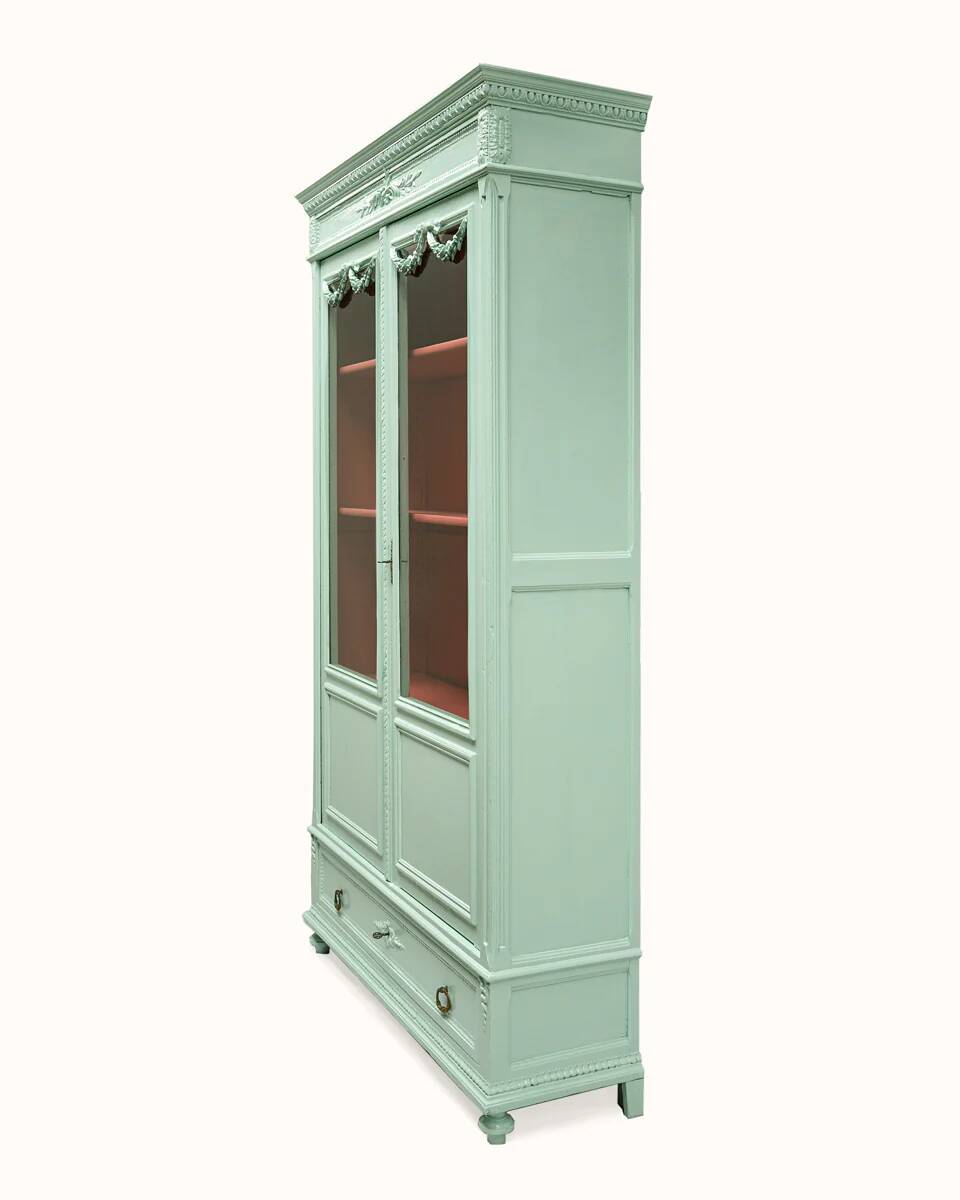 Vitrine à porte vitrée vert menthe de style Louis XVI