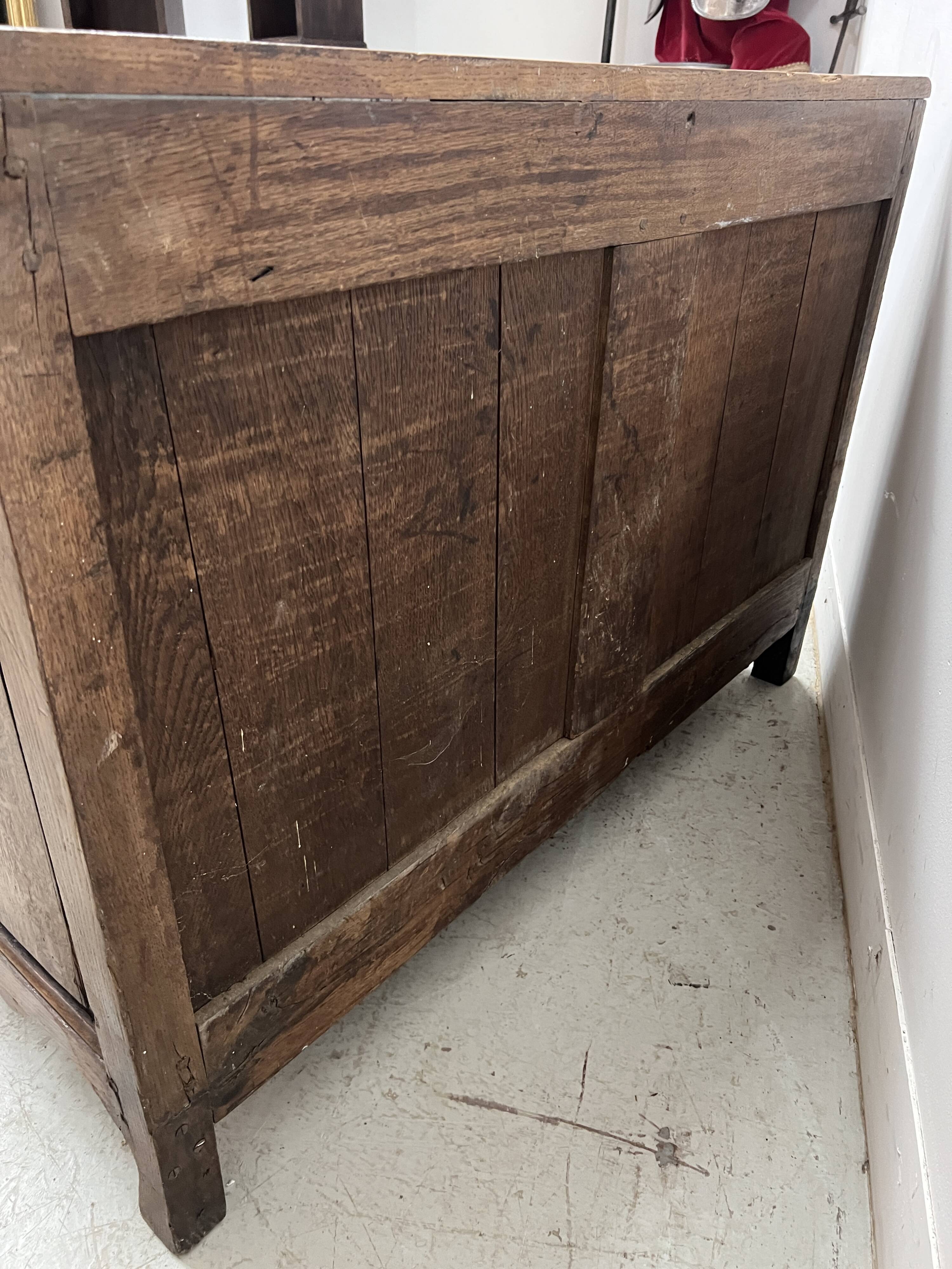 Louis XIV style chest of drawers in solid oak, 18th century