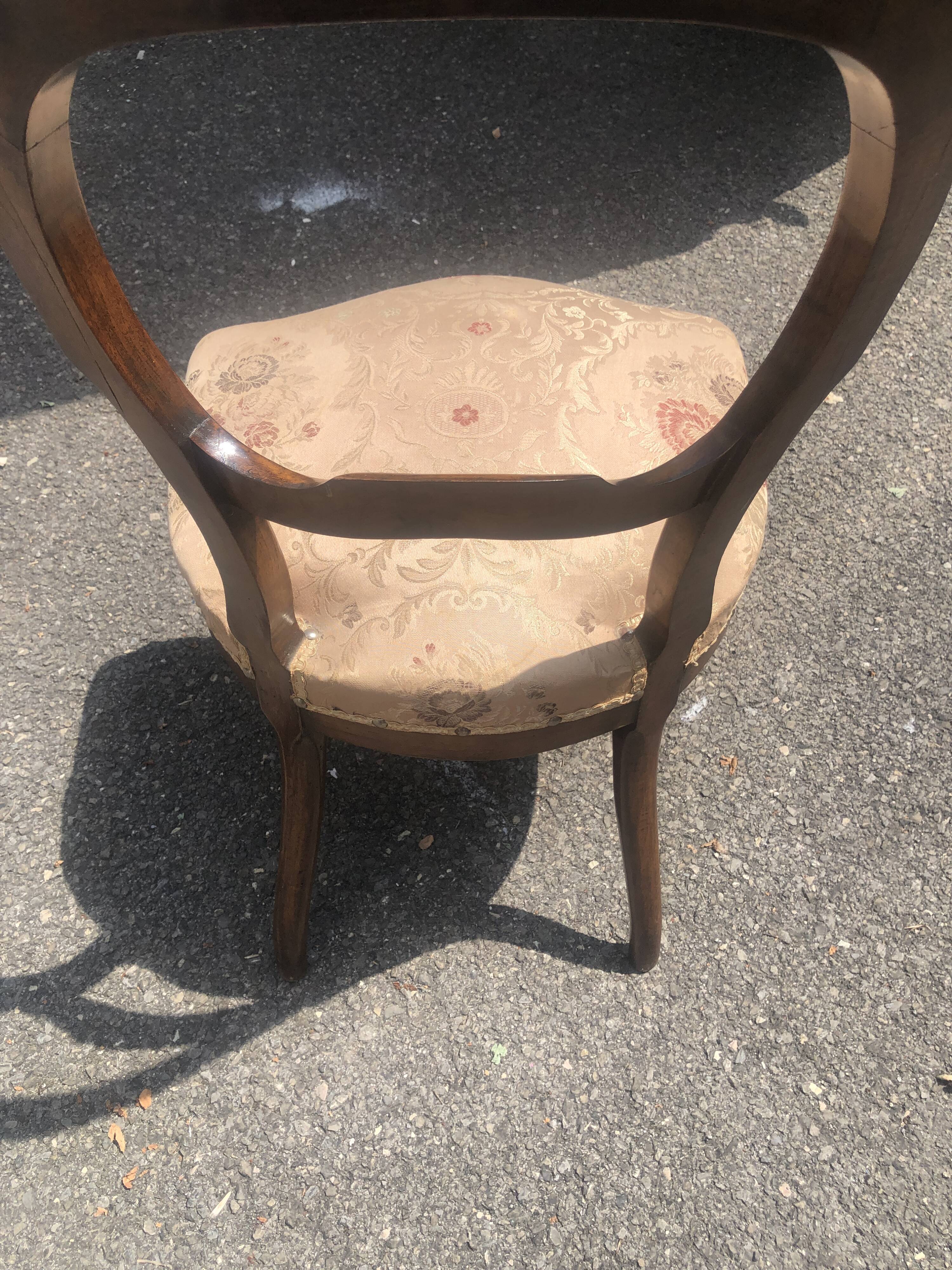 Louis-Philippe medallion chair from the 19th century in solid walnut.