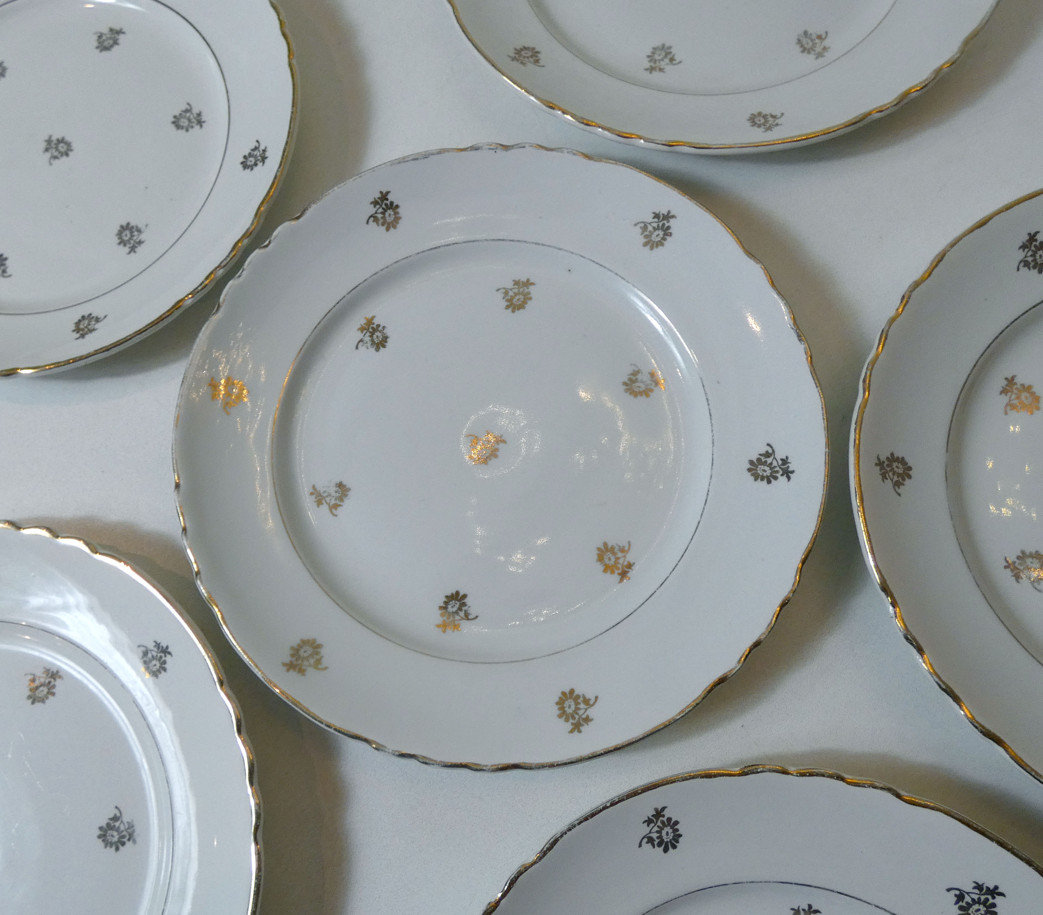6 flat plates Moulin des Loups faience flowers vintage gold