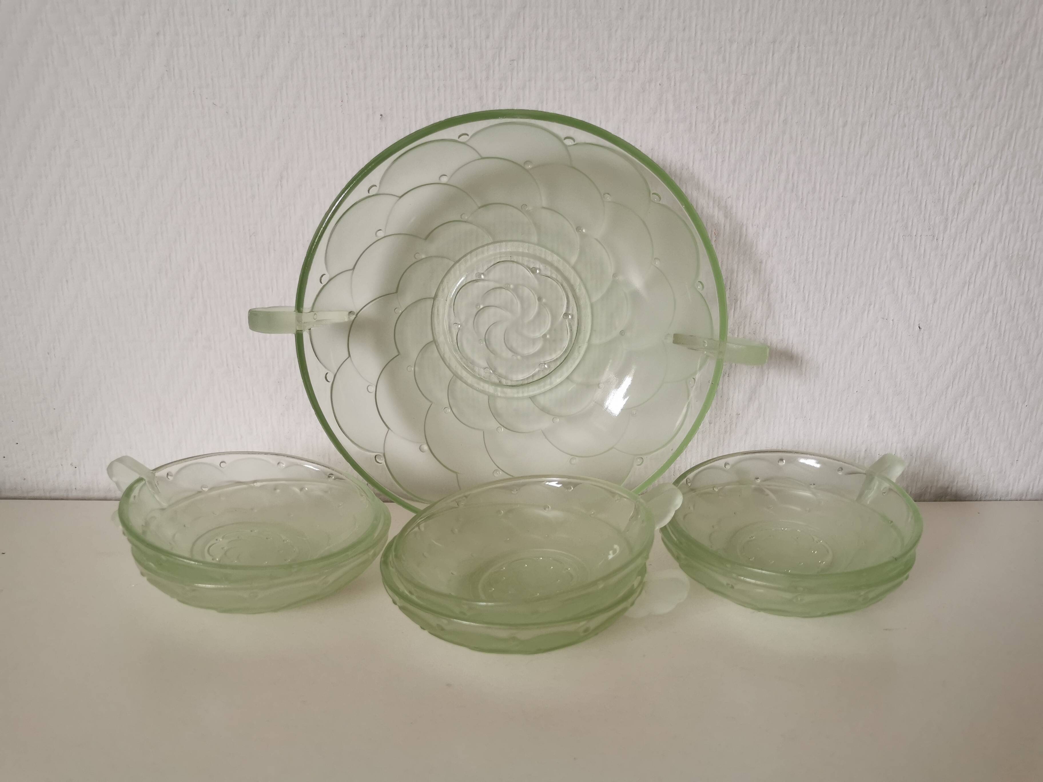 Art Deco dessert service in uraline, salad bowl and cup