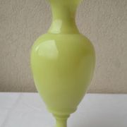 Vase en opaline jaune