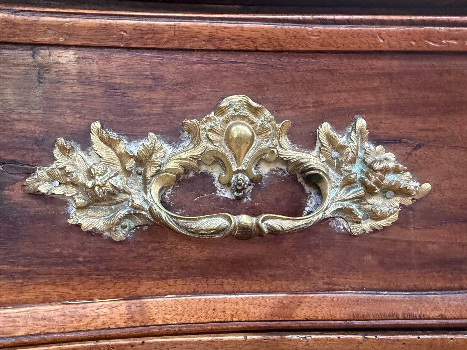Regency period commode – Solid walnut – Chiselled gilded bronze