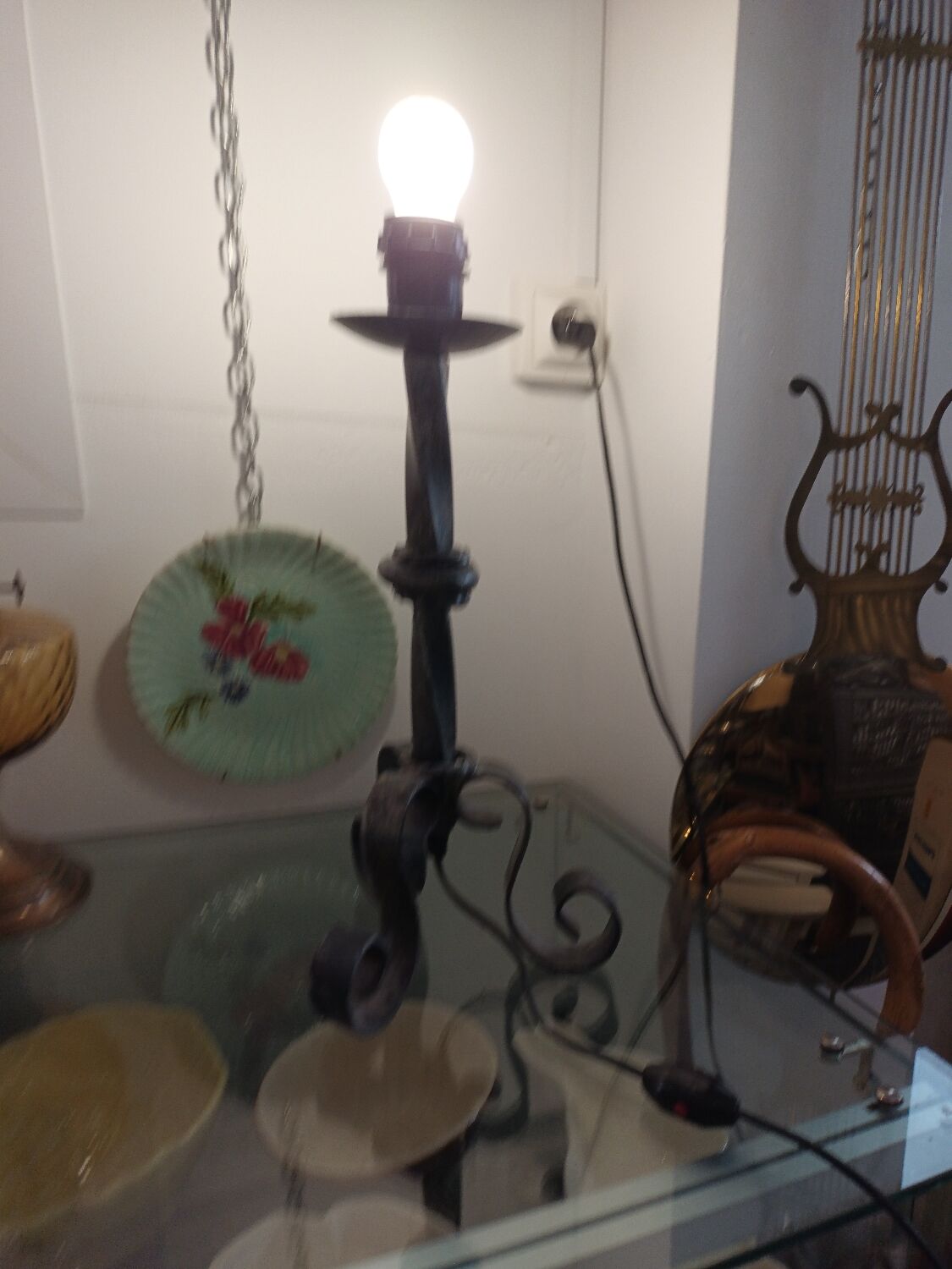 Wrought iron lamp to pose