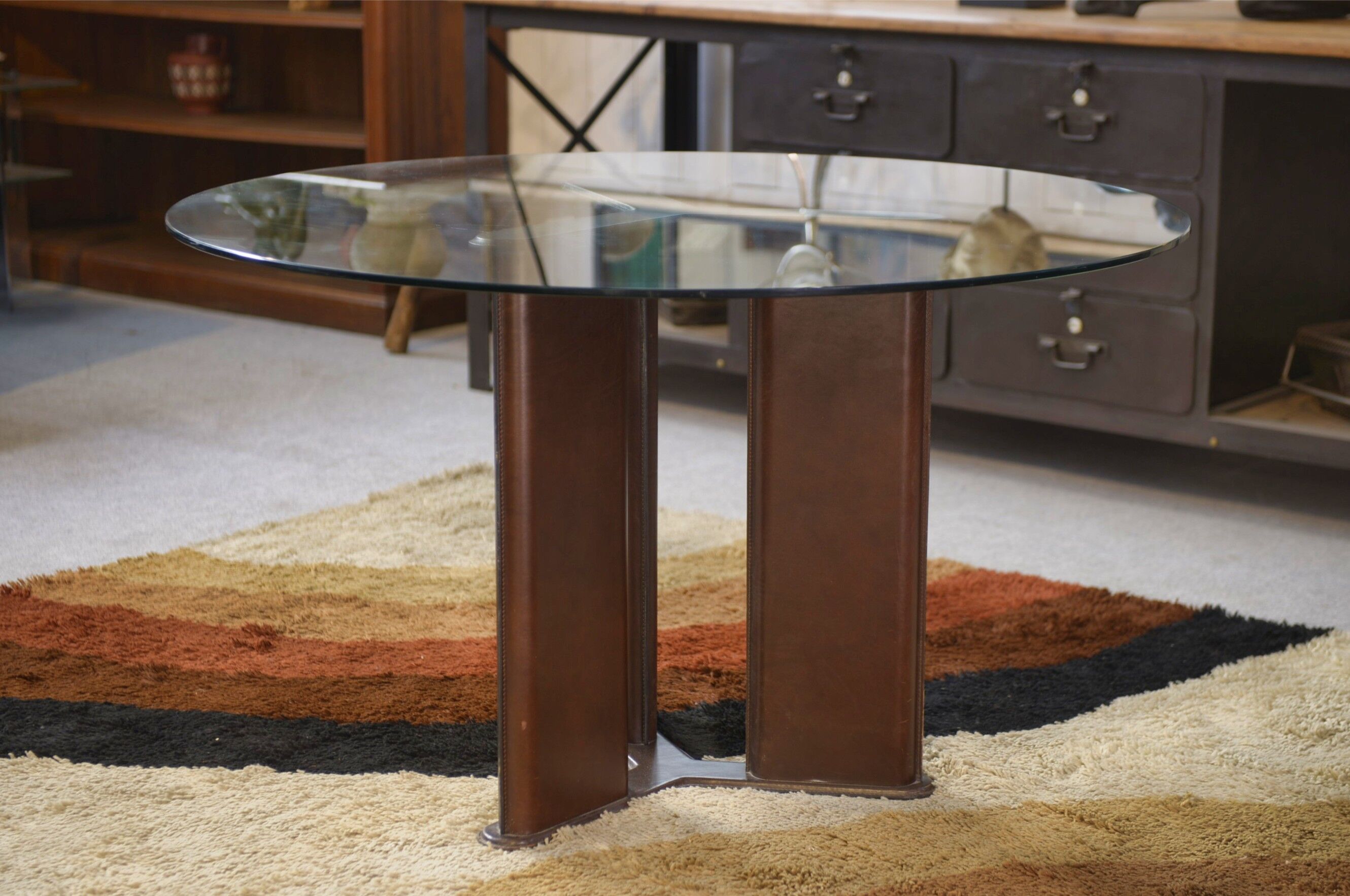 Circular table by Tito Agnoli for Matteo Grassi, base covered in brown leather, 1970s.
