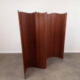 Undulating slatted screen