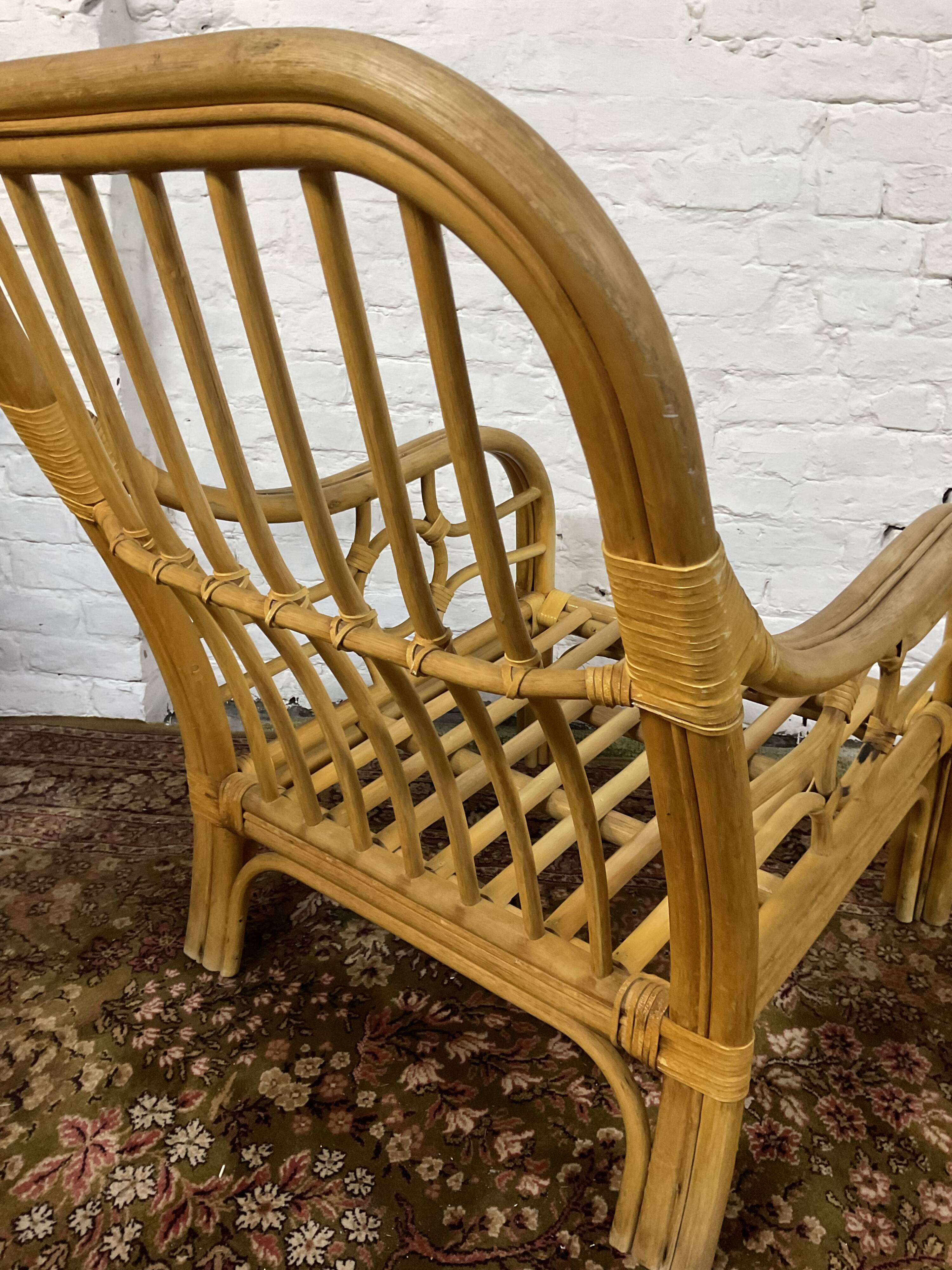 Fauteuil chauffeuse vintage en rotin des années 70