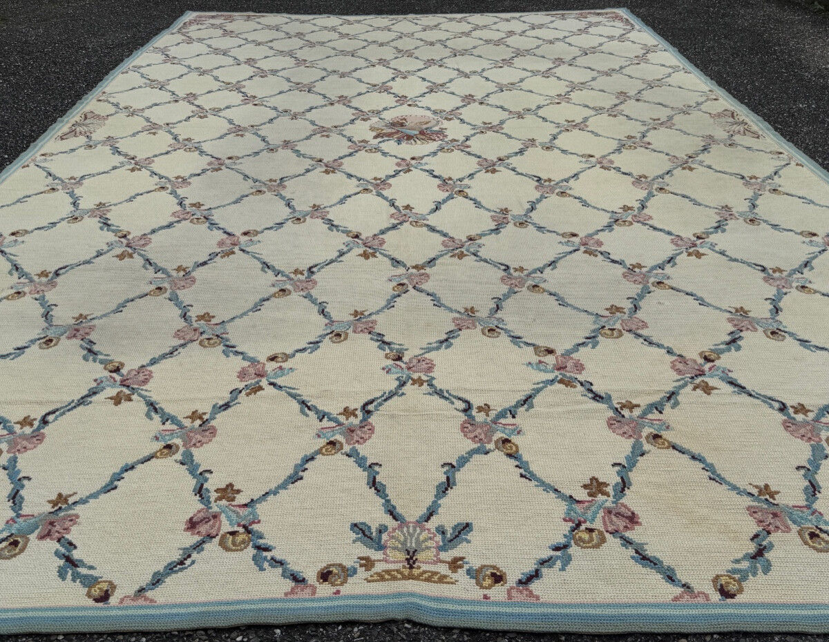 Rug with small dots 500x280 cm