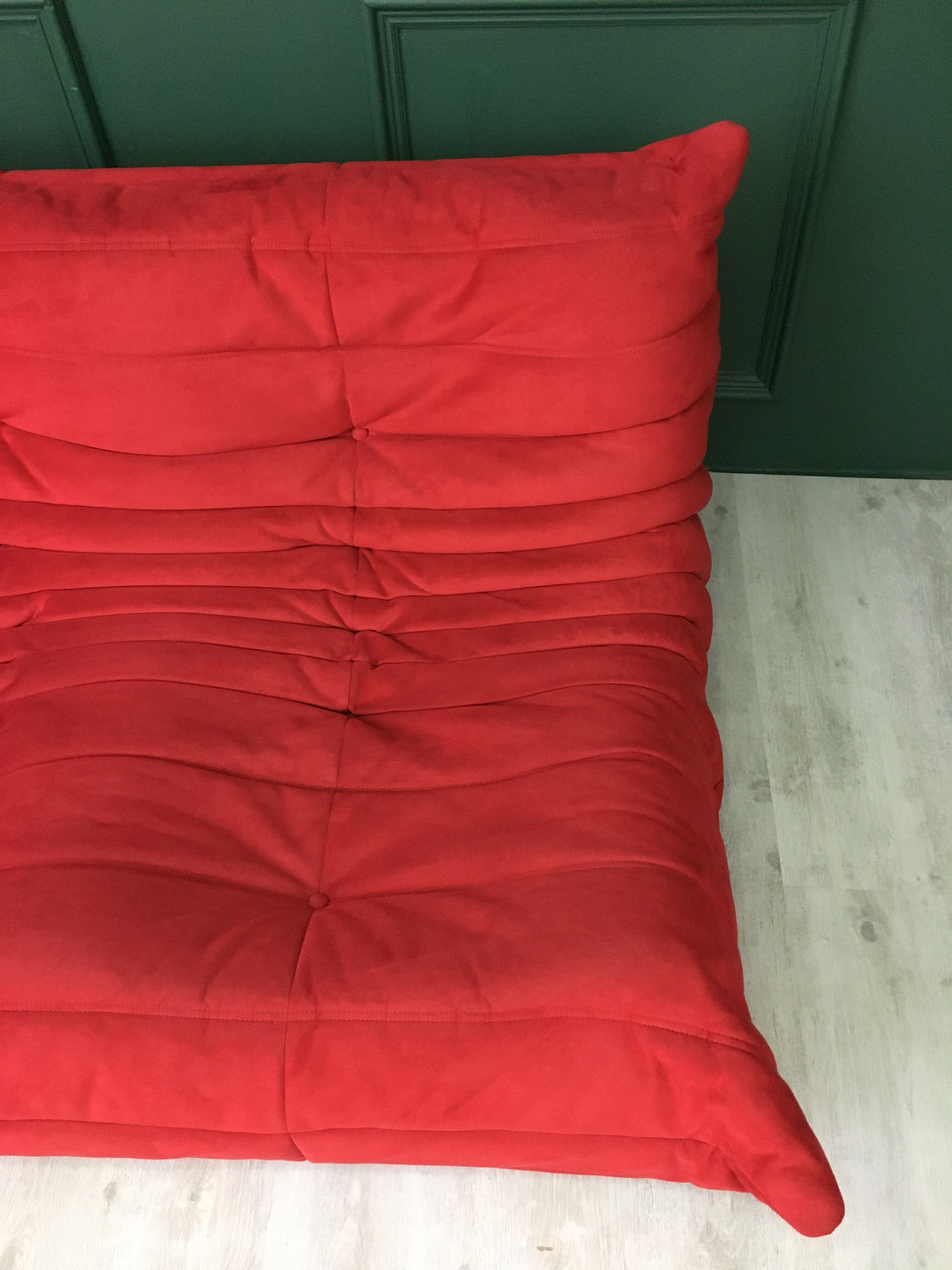 Togo rouge par Michel Ducaroy pour Ligne Roset