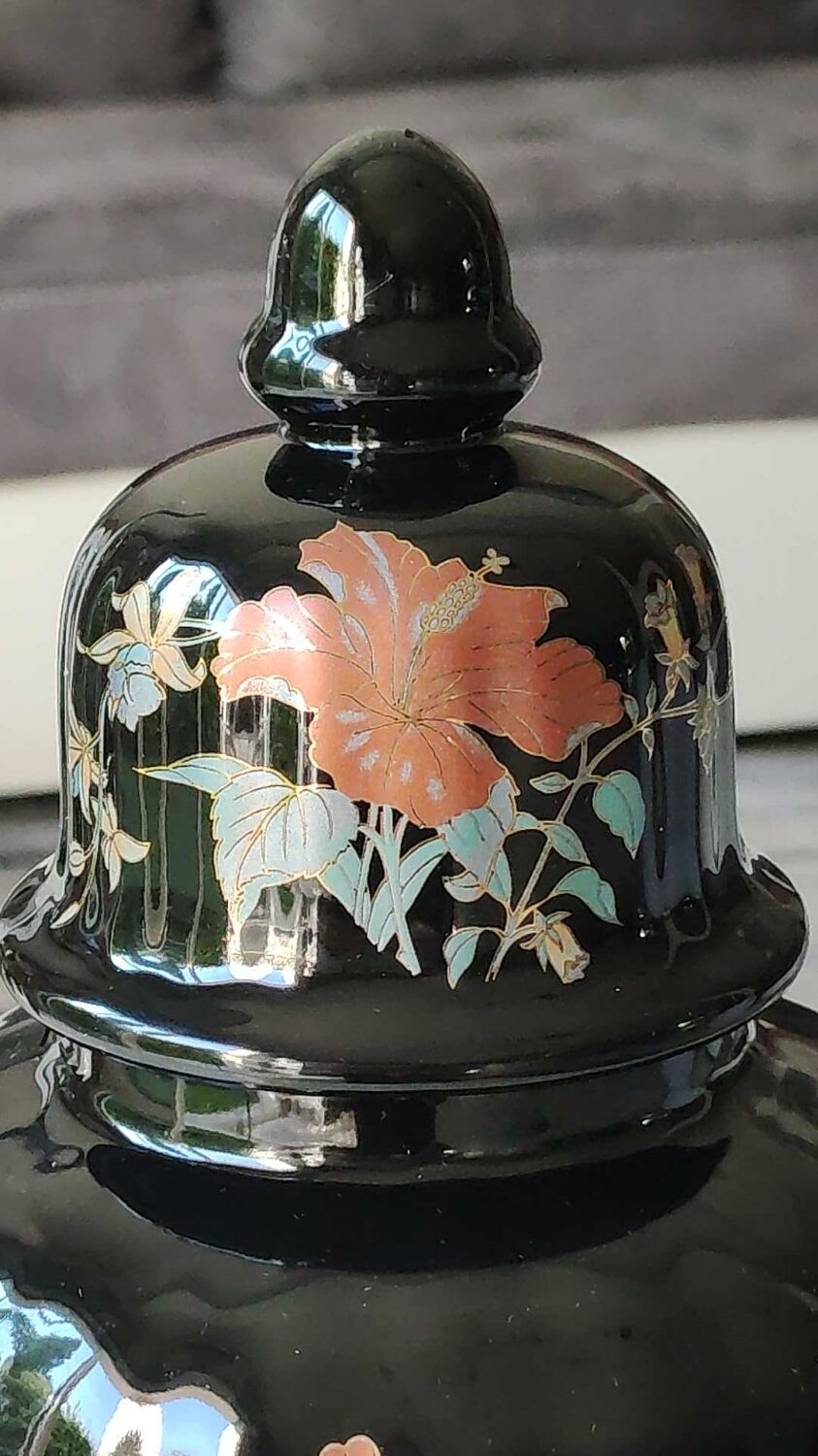 Vase with lid. decorative asian potiche with undulations. floral motifs/exotic bird. exclusive décor, made in italy. high 30 cm