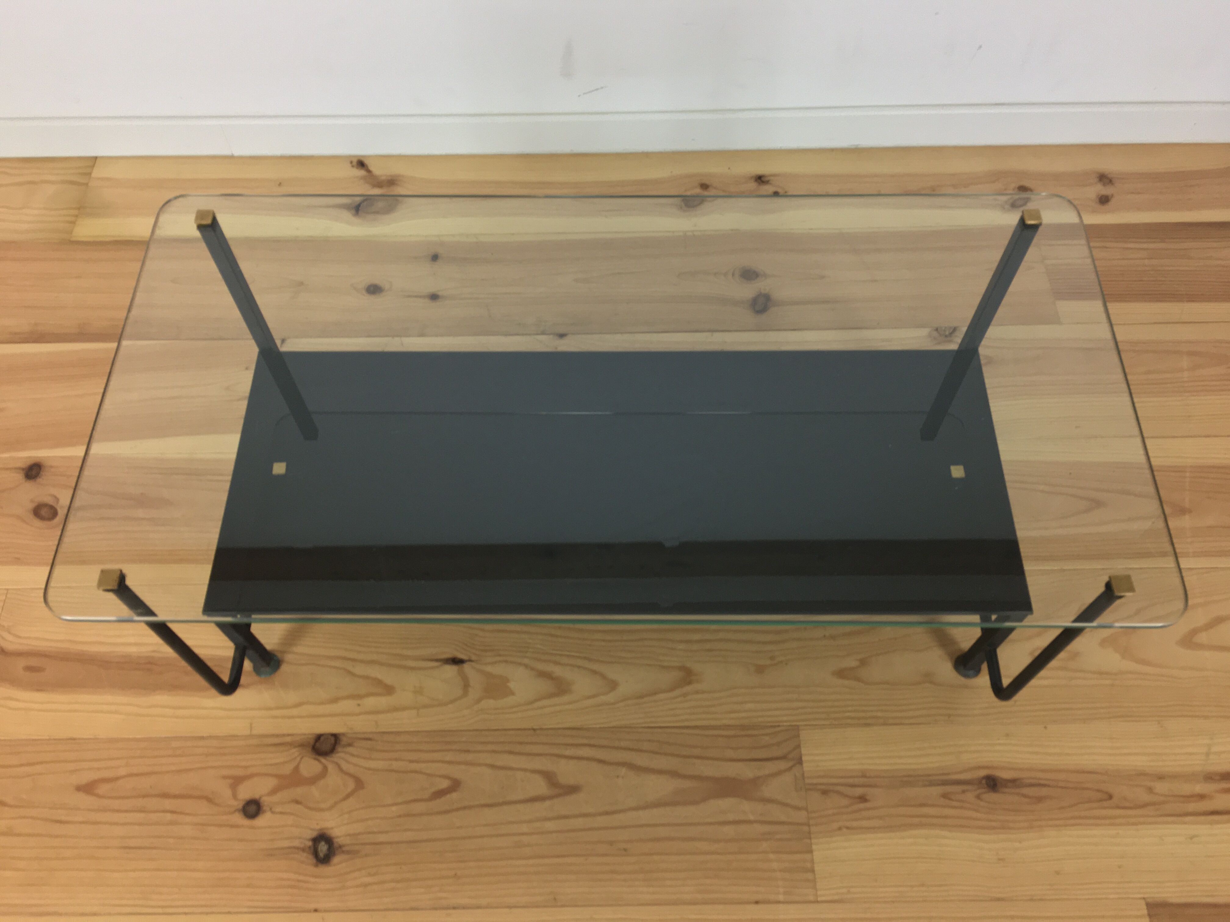 Table basse asymétrique années 50, verre et métal