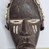 Masque Dan tribal en bois et cauris, Afrique de l’Ouest, 27 cm