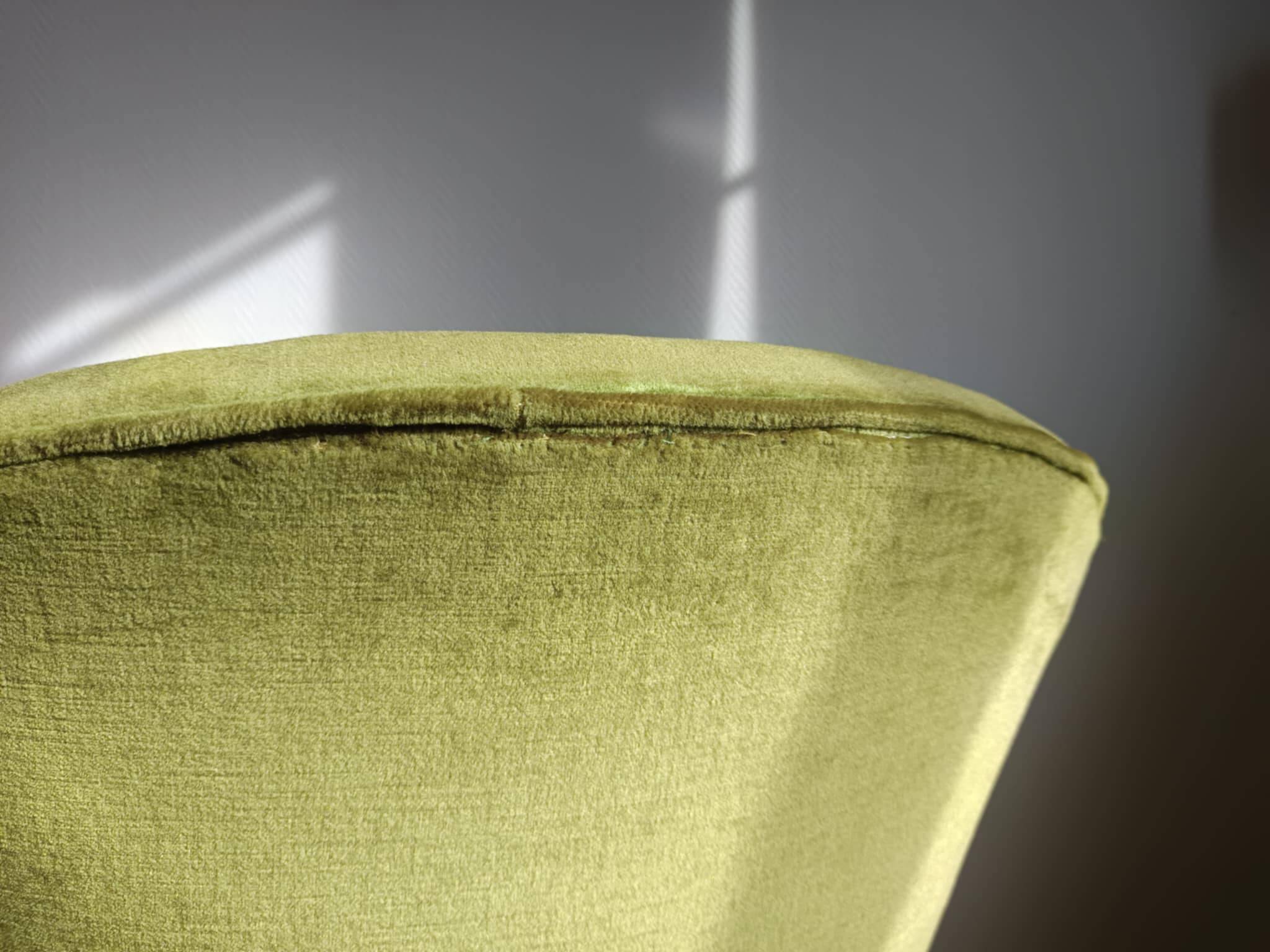 Fauteuil crapaud en velours vert art déco