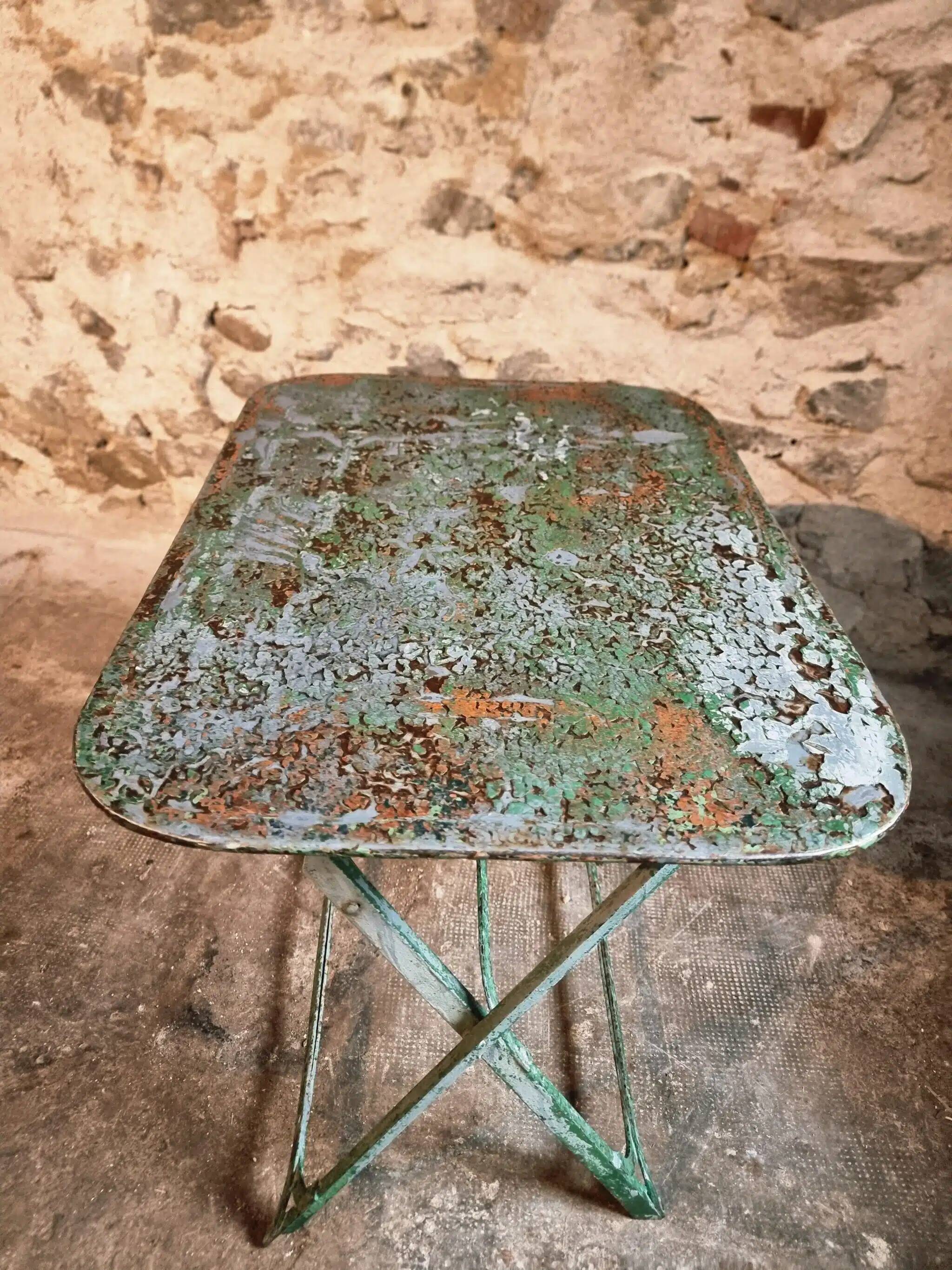 Table bistrot pliante française en fer riveté, années 1920