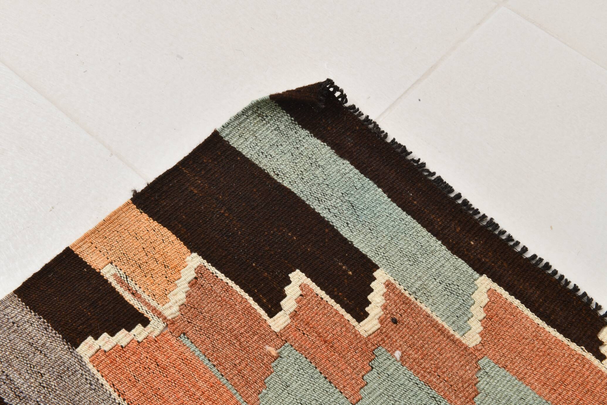 Vintage Kilim Rug, Geometric Zigzag Pattern in Earthy & Pastel Tones