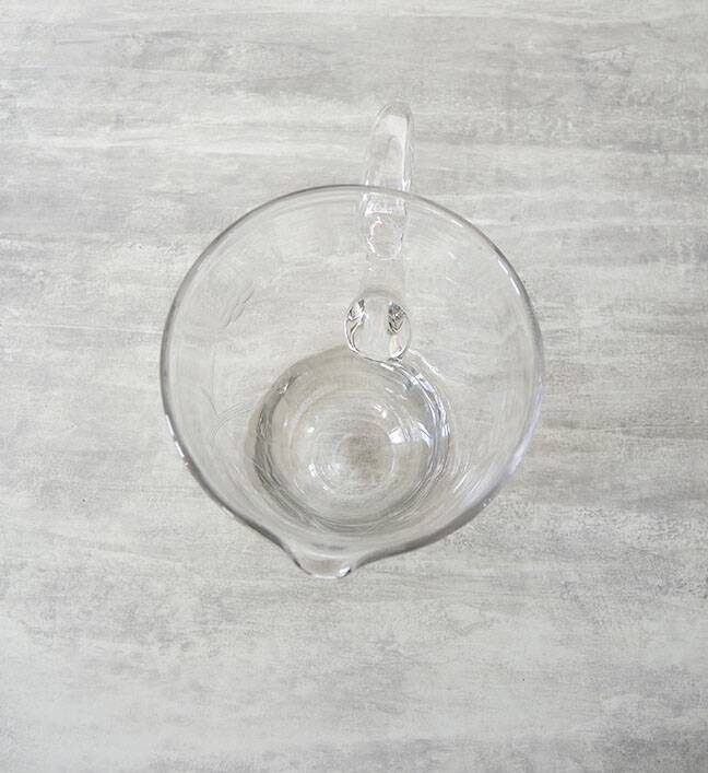 Ancien broc à eau en verre gravé décor raisins