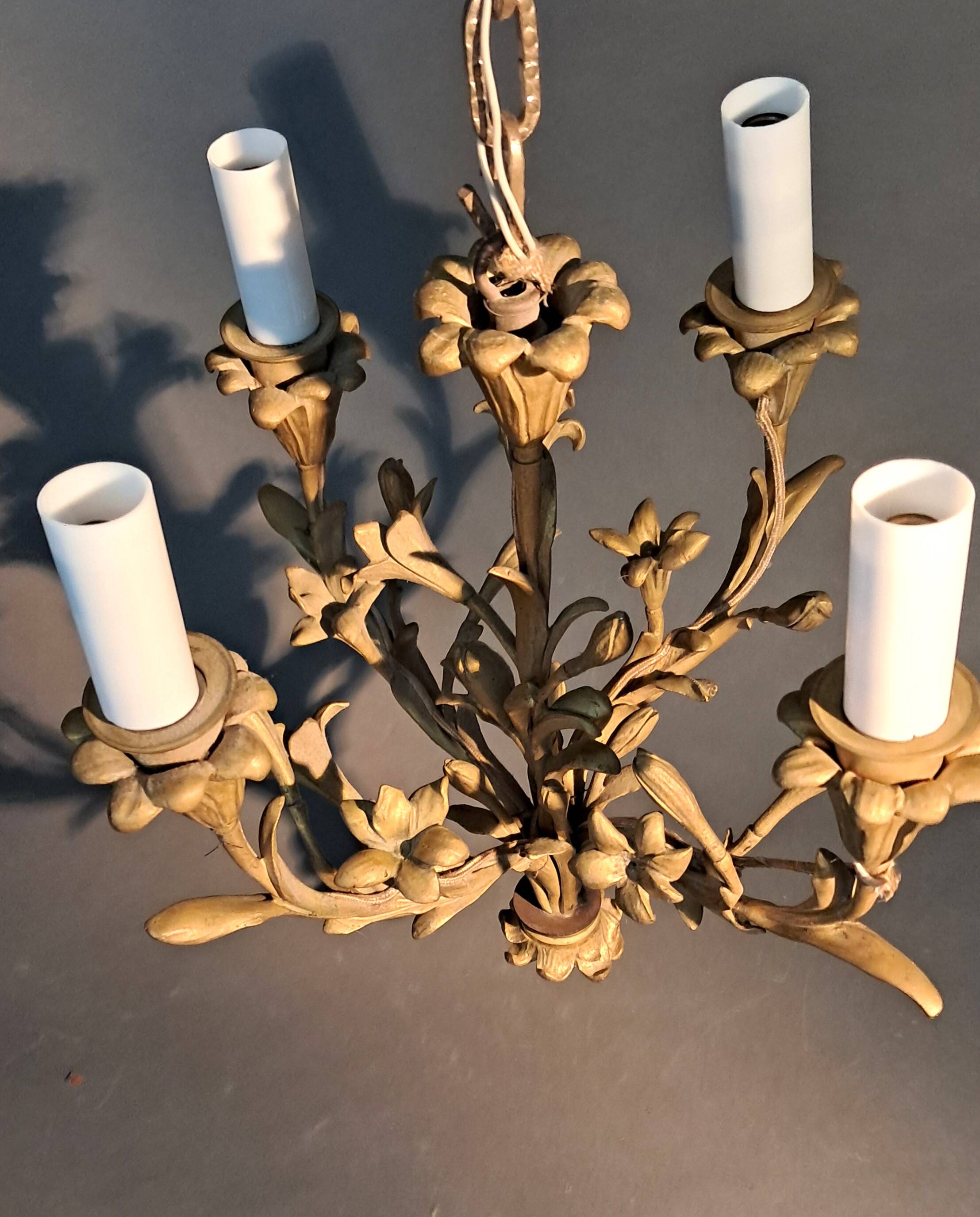 Neoclassical 4-arm gilt bronze chandelier, Circa 1940/1950.