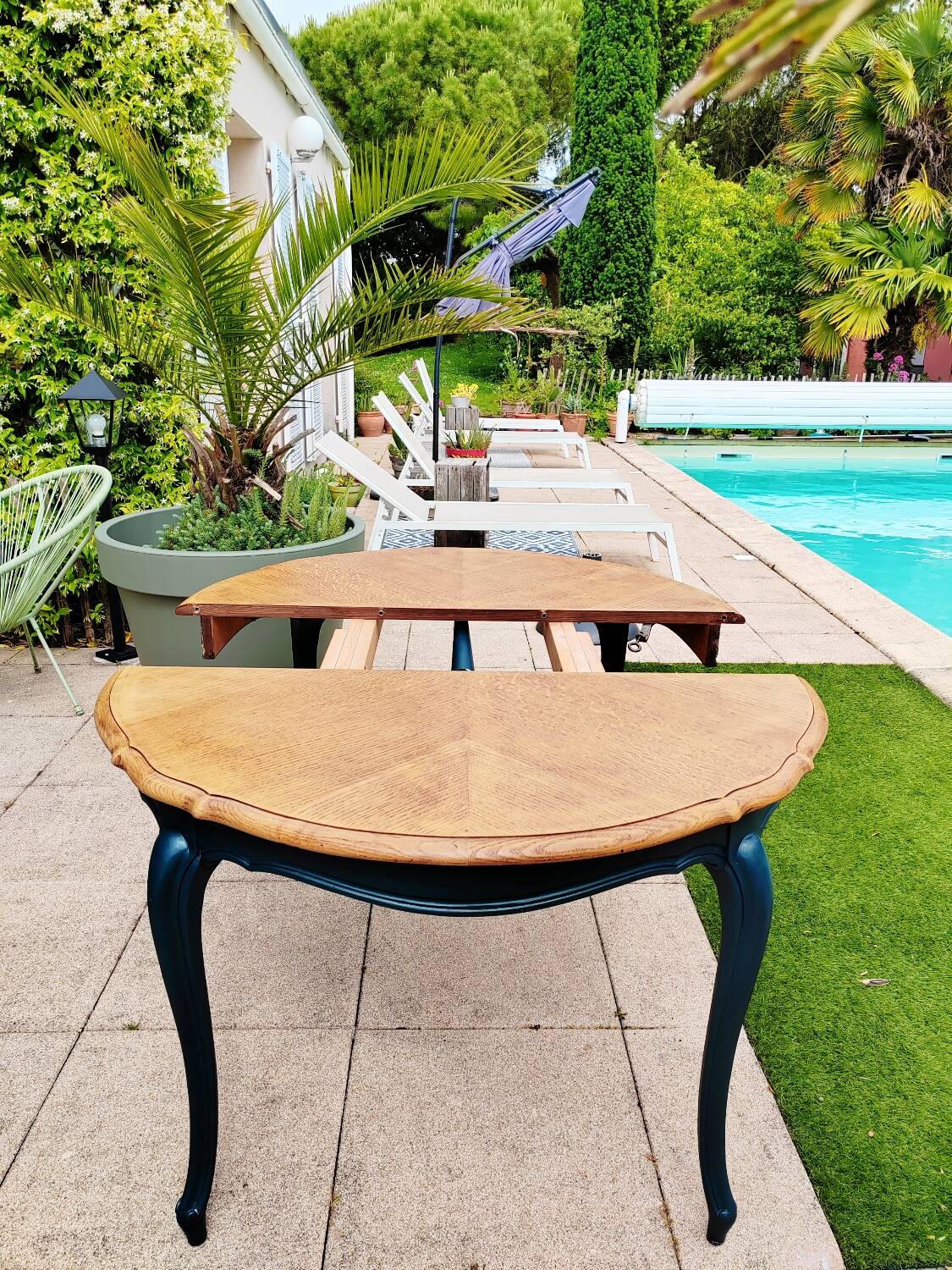 Round table with extensions