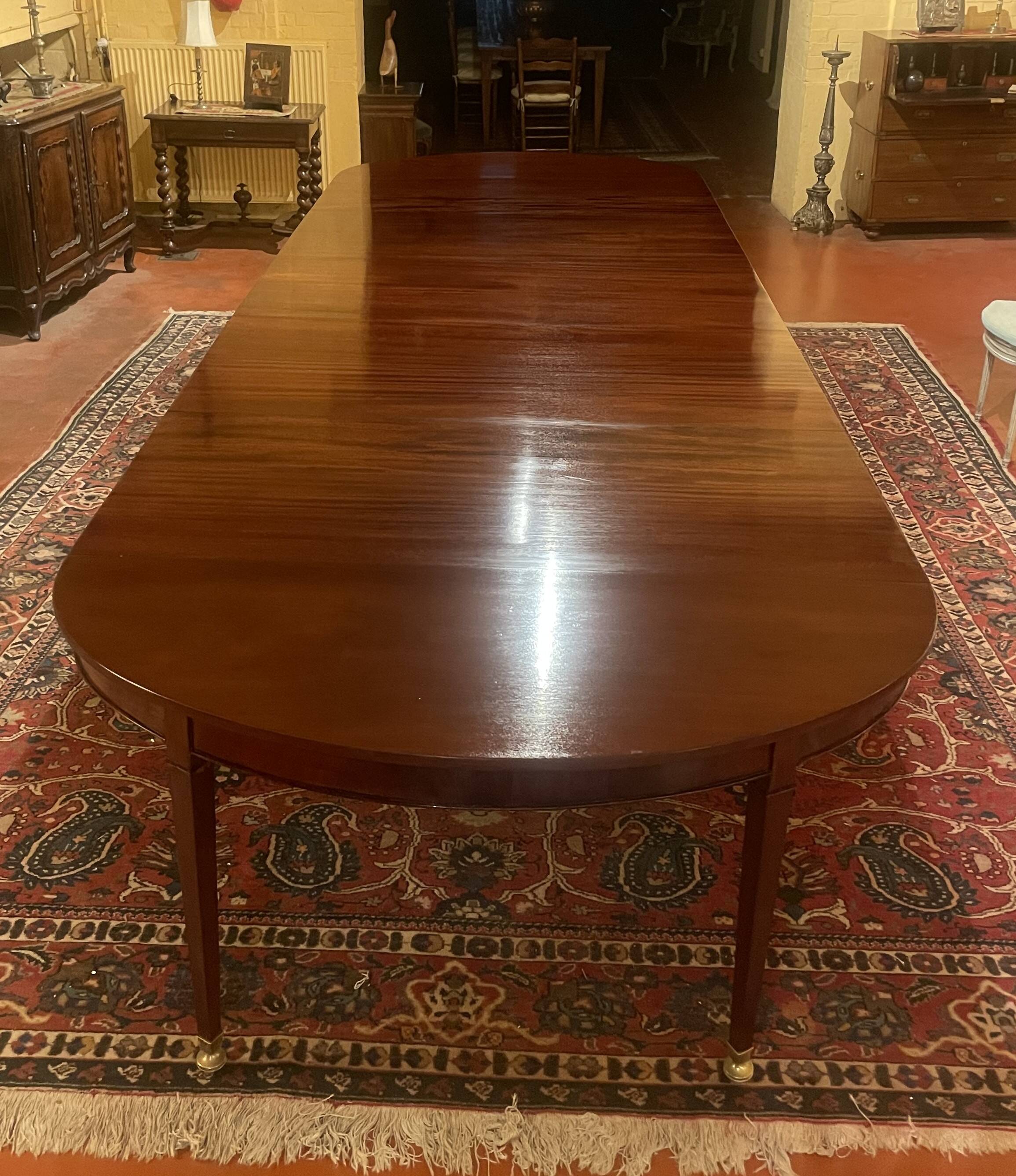 Extensible Louis XVI dining table in period Directoire mahogany.