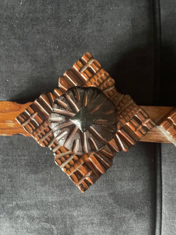 Porte-manteau mural primitif brutaliste en bois