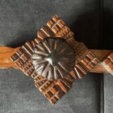 Porte-manteau mural primitif brutaliste en bois
