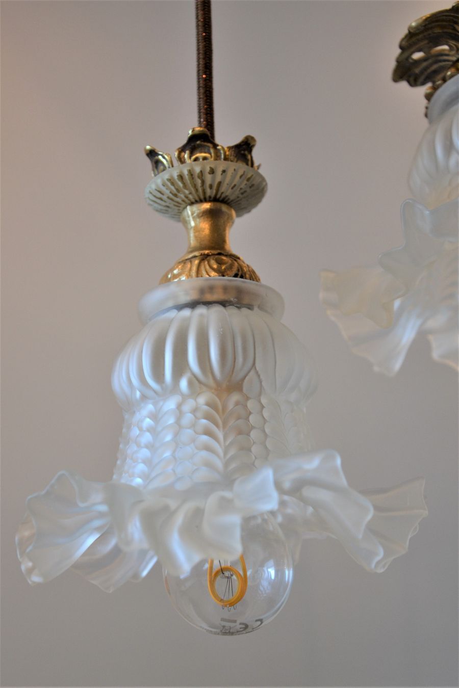 Double suspension with tulip lampshades and gold finishes