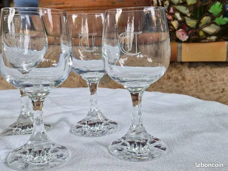 Vintage 10 large crystal glasses - Engraved logo - Cut stem - Very heavy