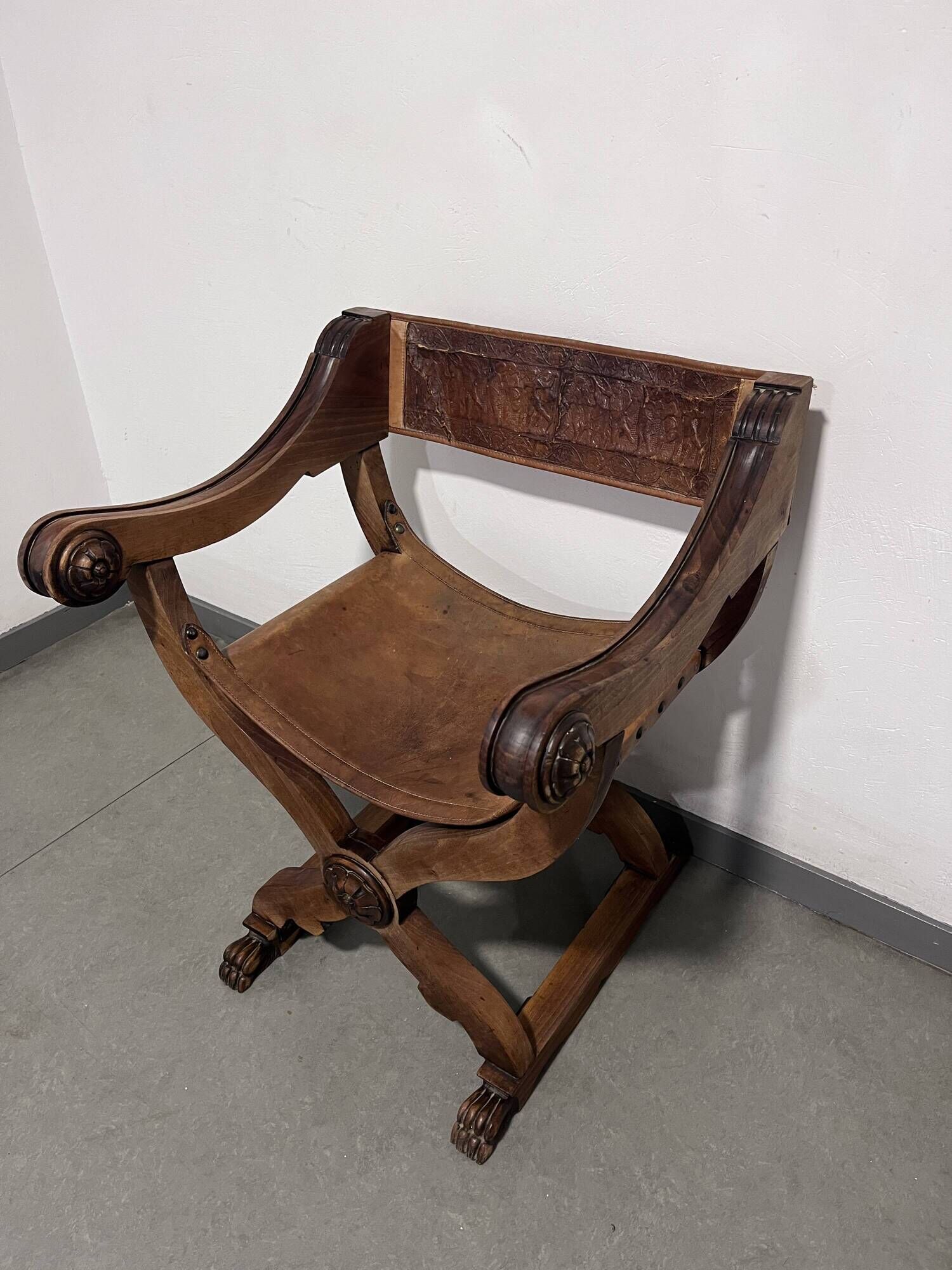 Siège Curule Rare en Bois Sculpté et Cuir Repoussé – Signé P.C. SCAFA Naple