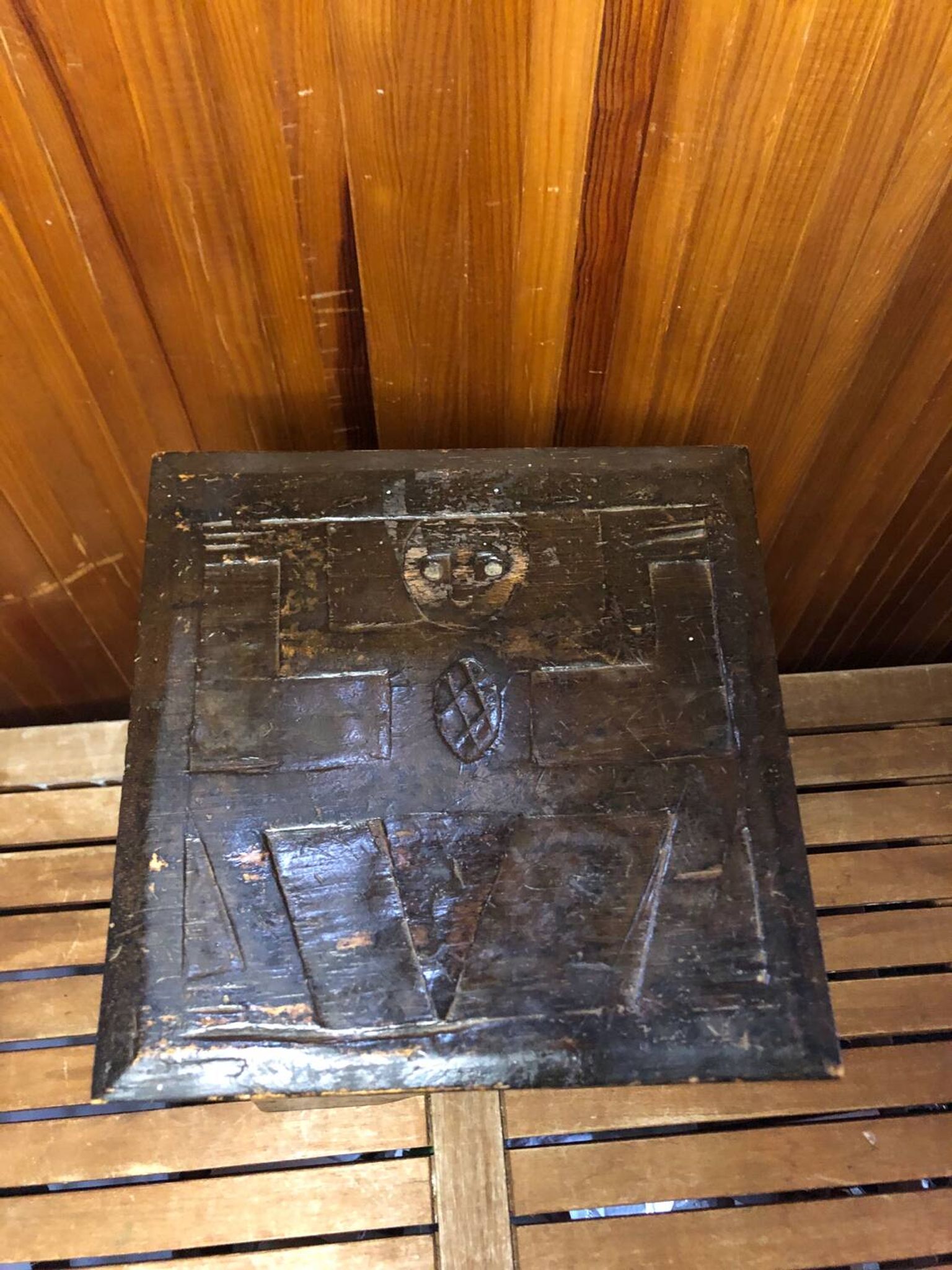 Ancien tabouret avec coffre bois sculpté vintage