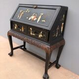 Slope office with asian decorations from the 1950s