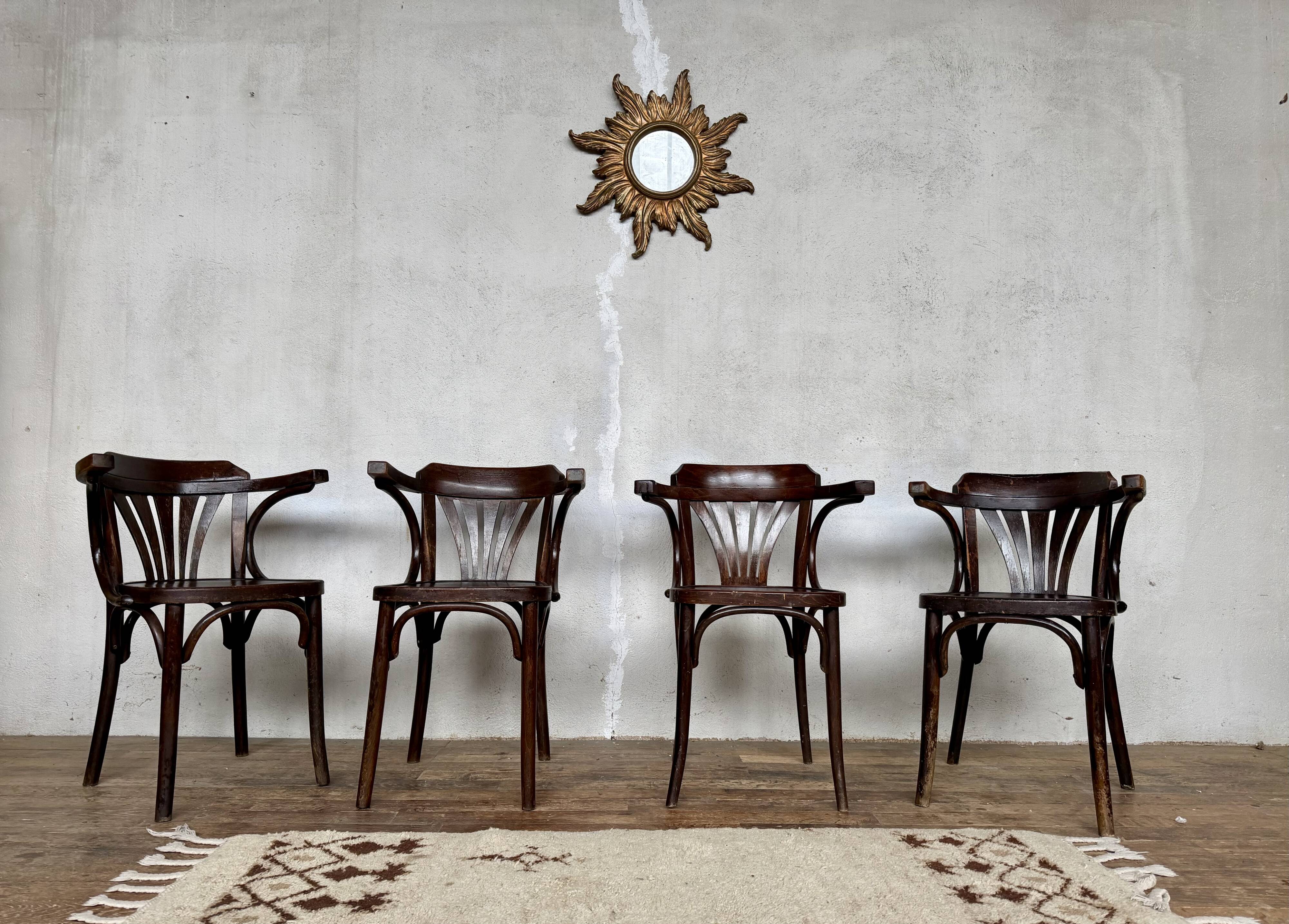 ✨ Set of 4 vintage curved wood armchairs – Timeless elegance