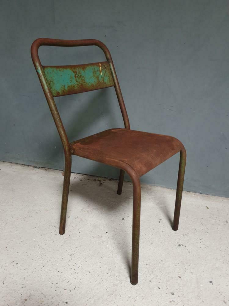 Vieille chaise verte français chaise d'usine de fer