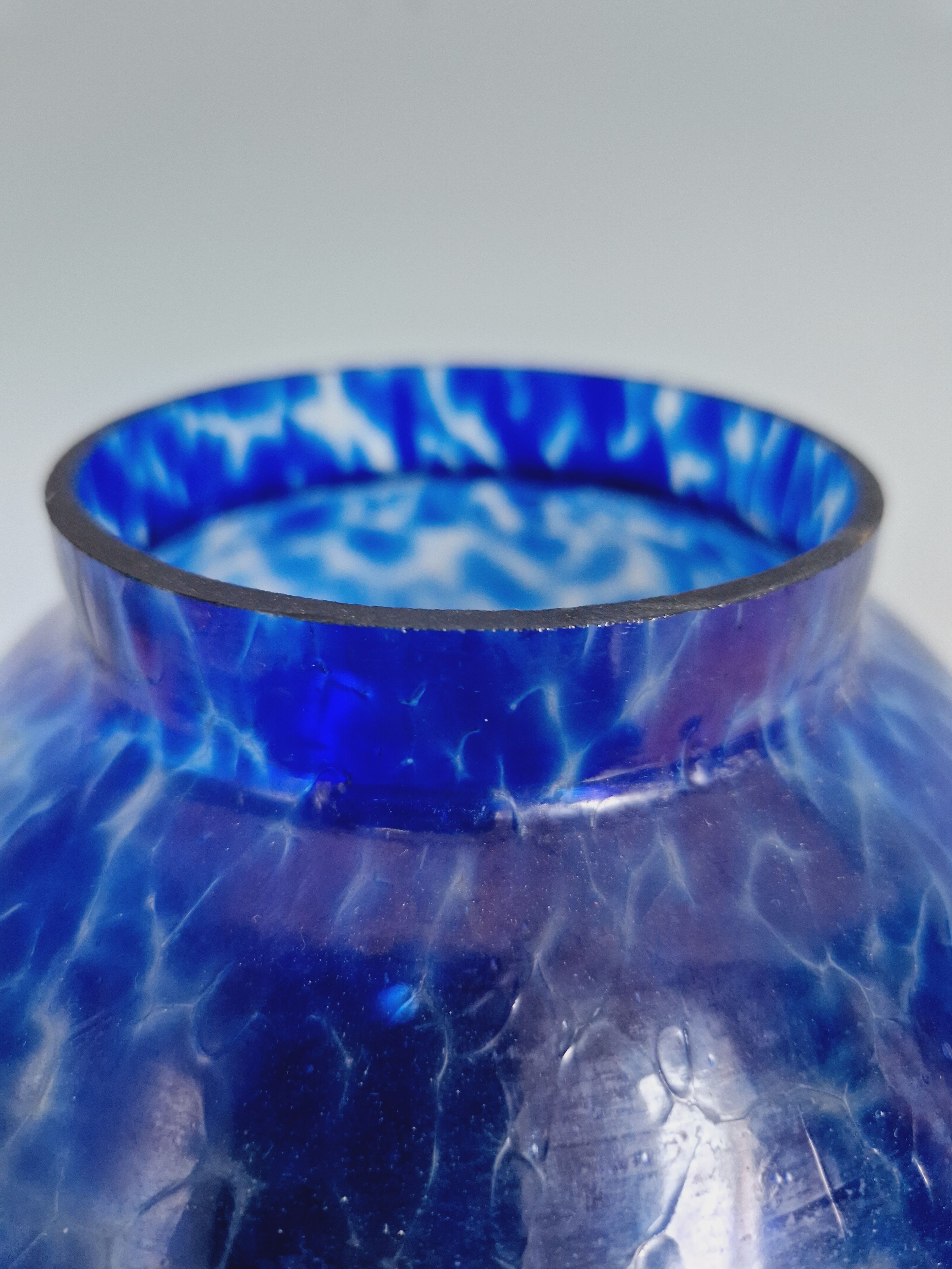 Vase Pique-fleurs Art Déco en verre moucheté bleu