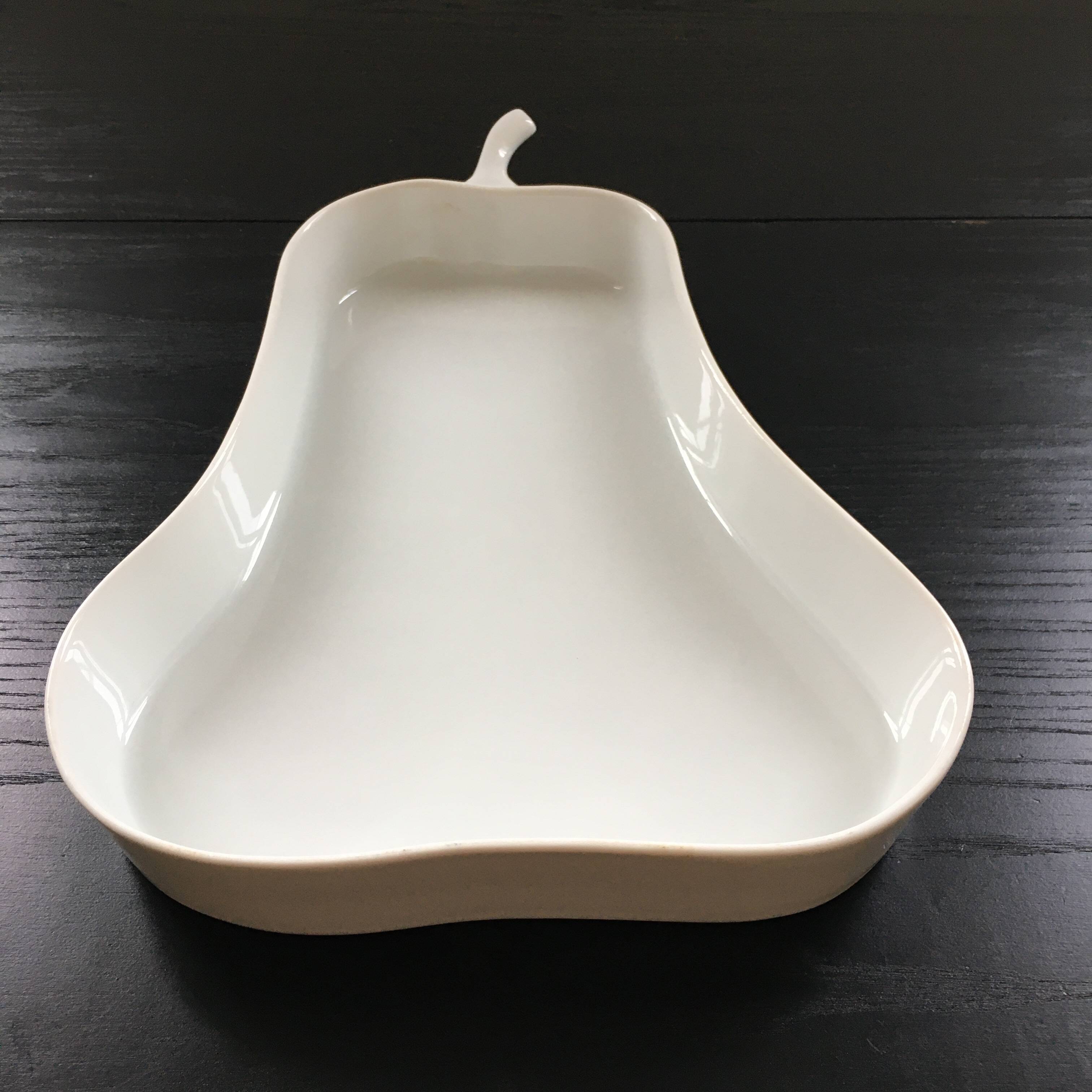 White pear-shaped oven dish