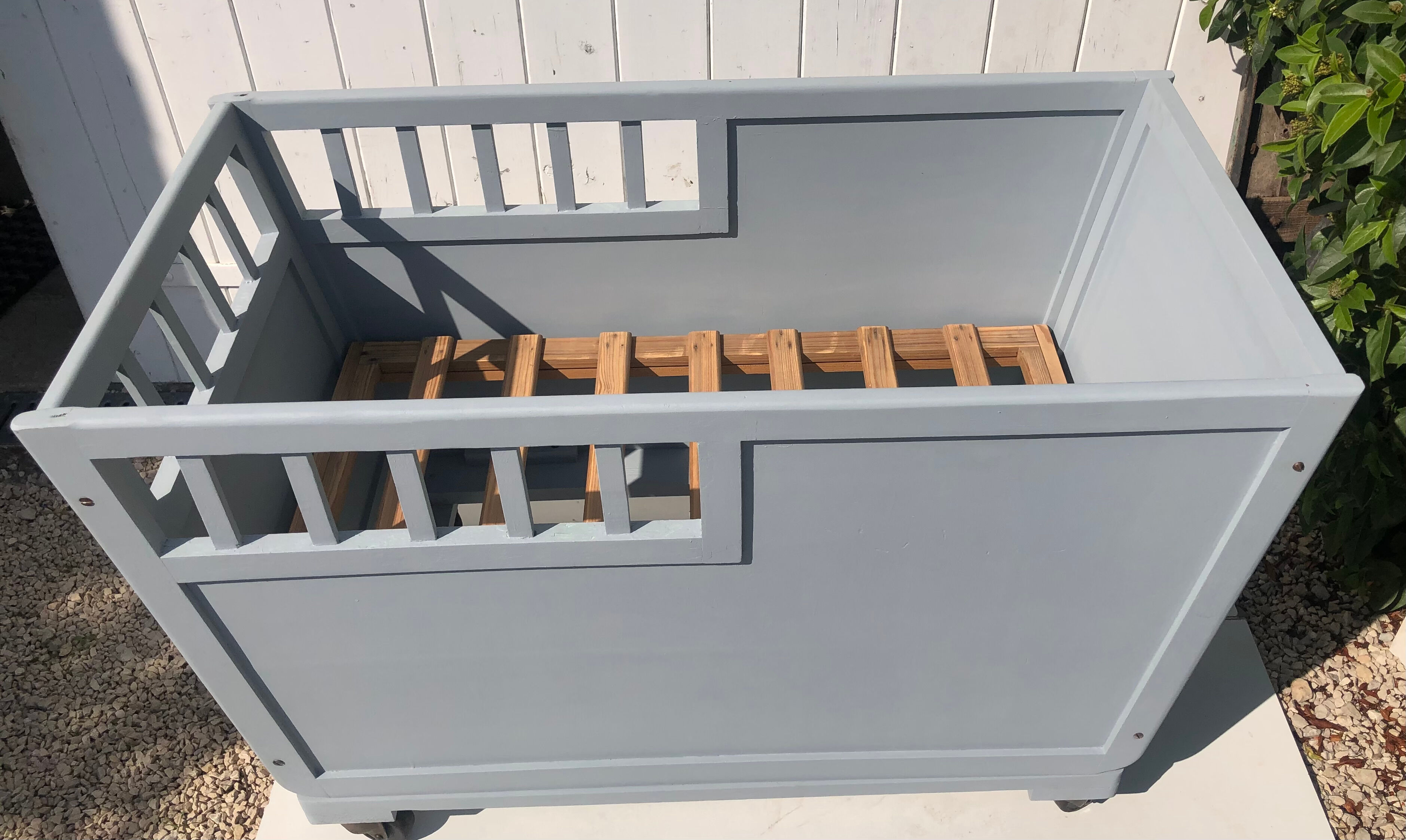 Baby crib with wheels