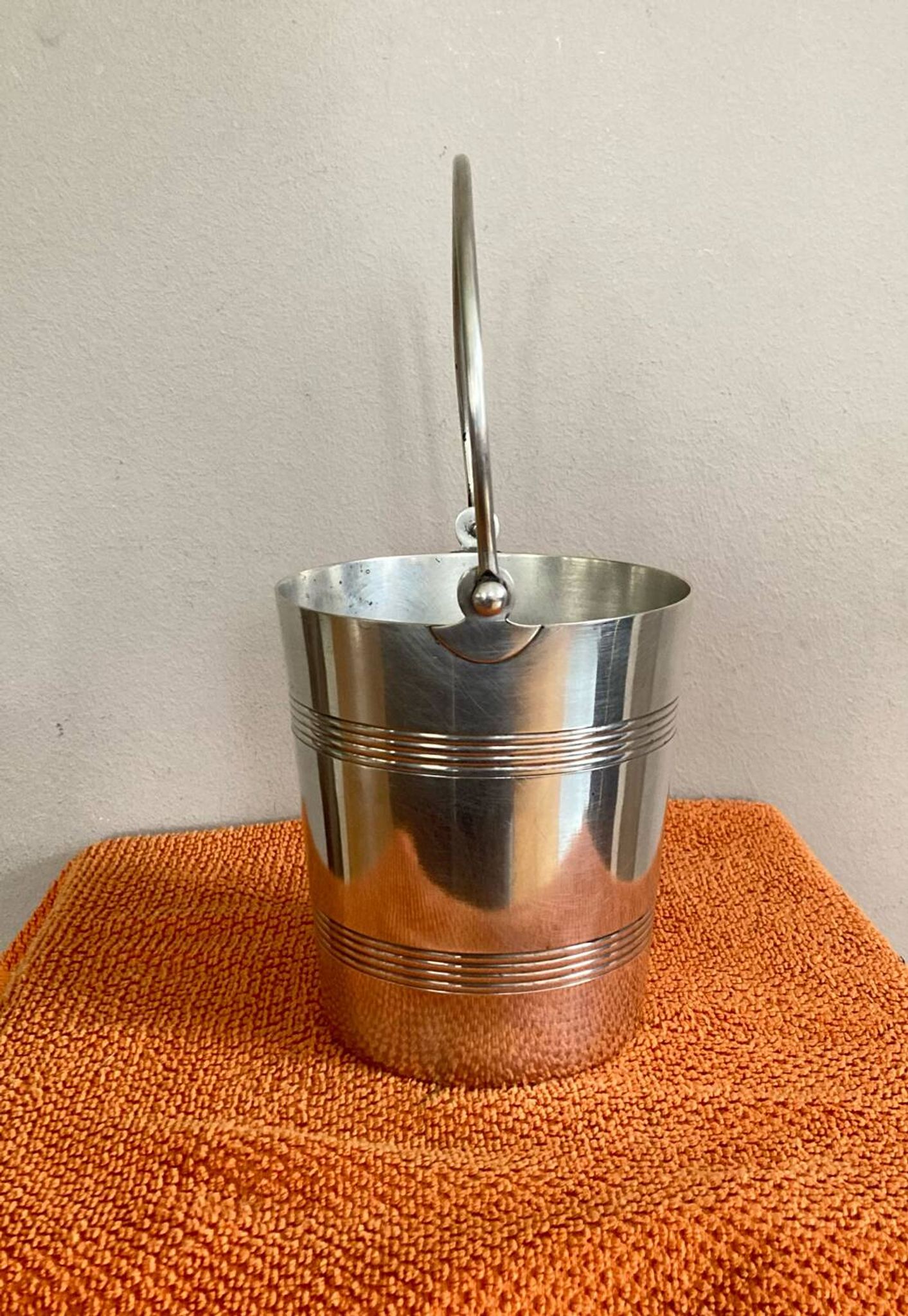 Ice bucket with handle from the late 19th / early 20th century in hallmarked silver-plated metal