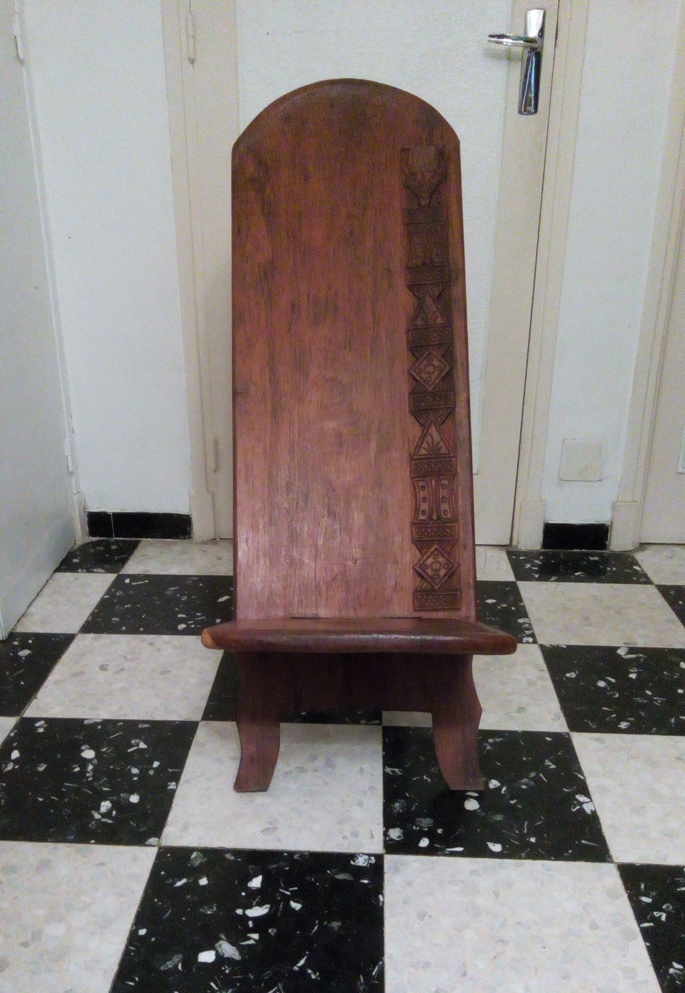 Chaise malgache en palissandre sculpté