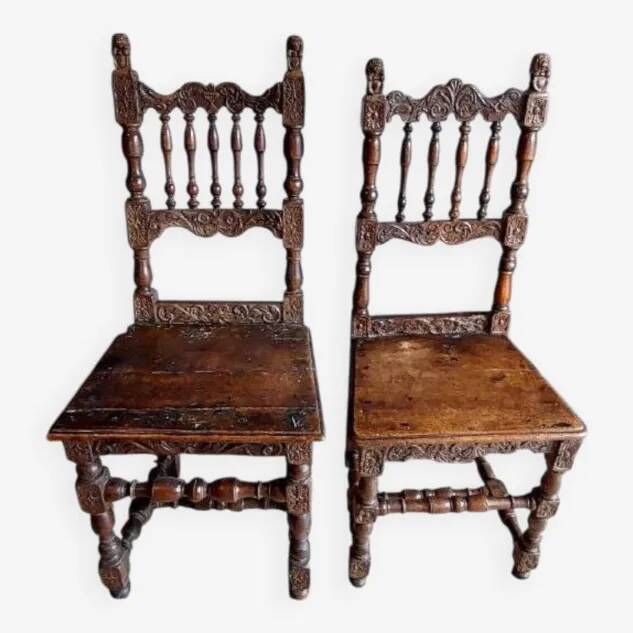 Paire rare de chaises sculptées, fabrication italienne du XVIIe siècle.