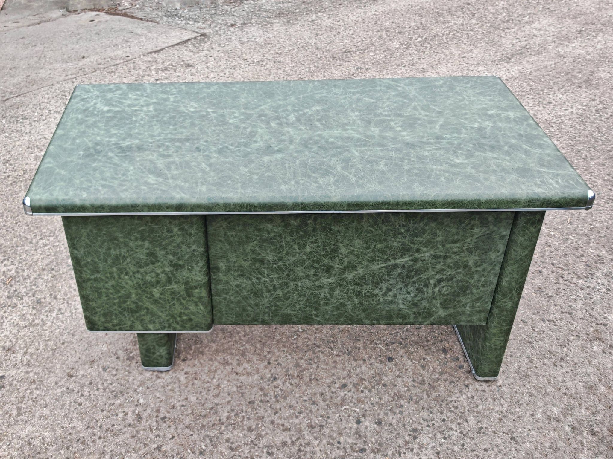 Art Deco or Bauhaus desk in metal covered with leather, Gio Ponti style.