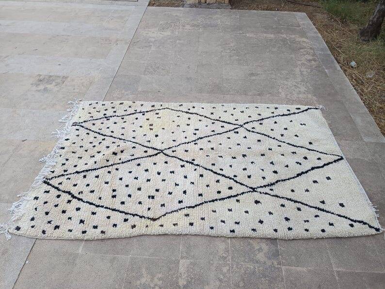Handmade pure wool rug, size 150 x 250 cm.