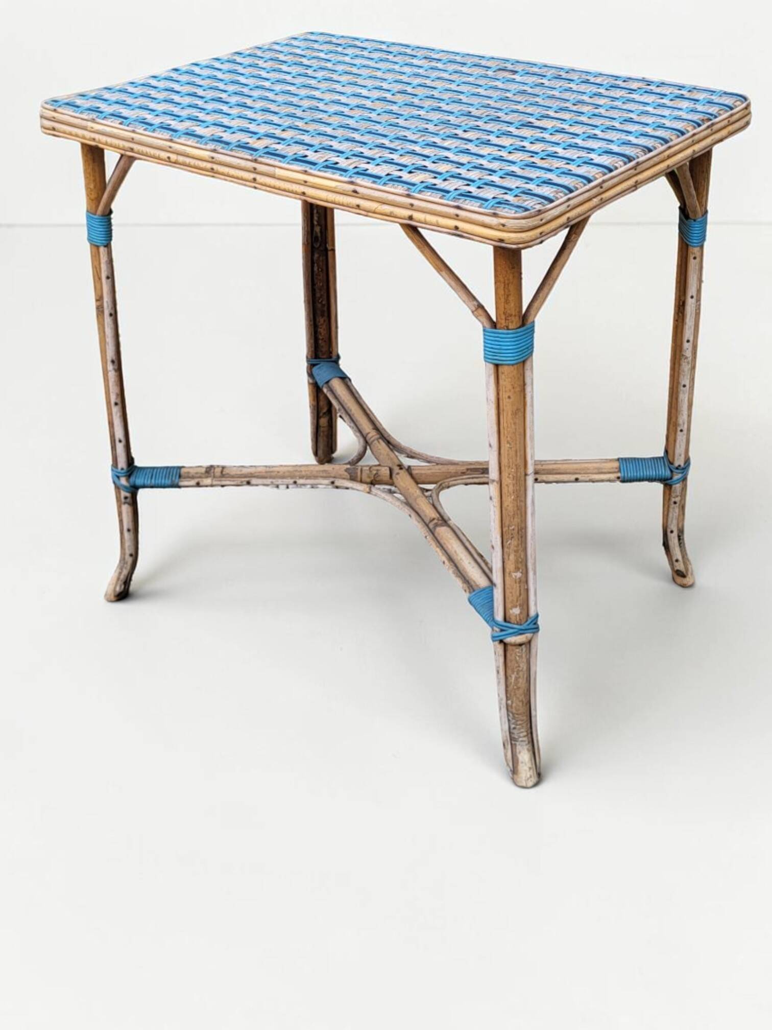 Table en rotin tressée, milieu XXème