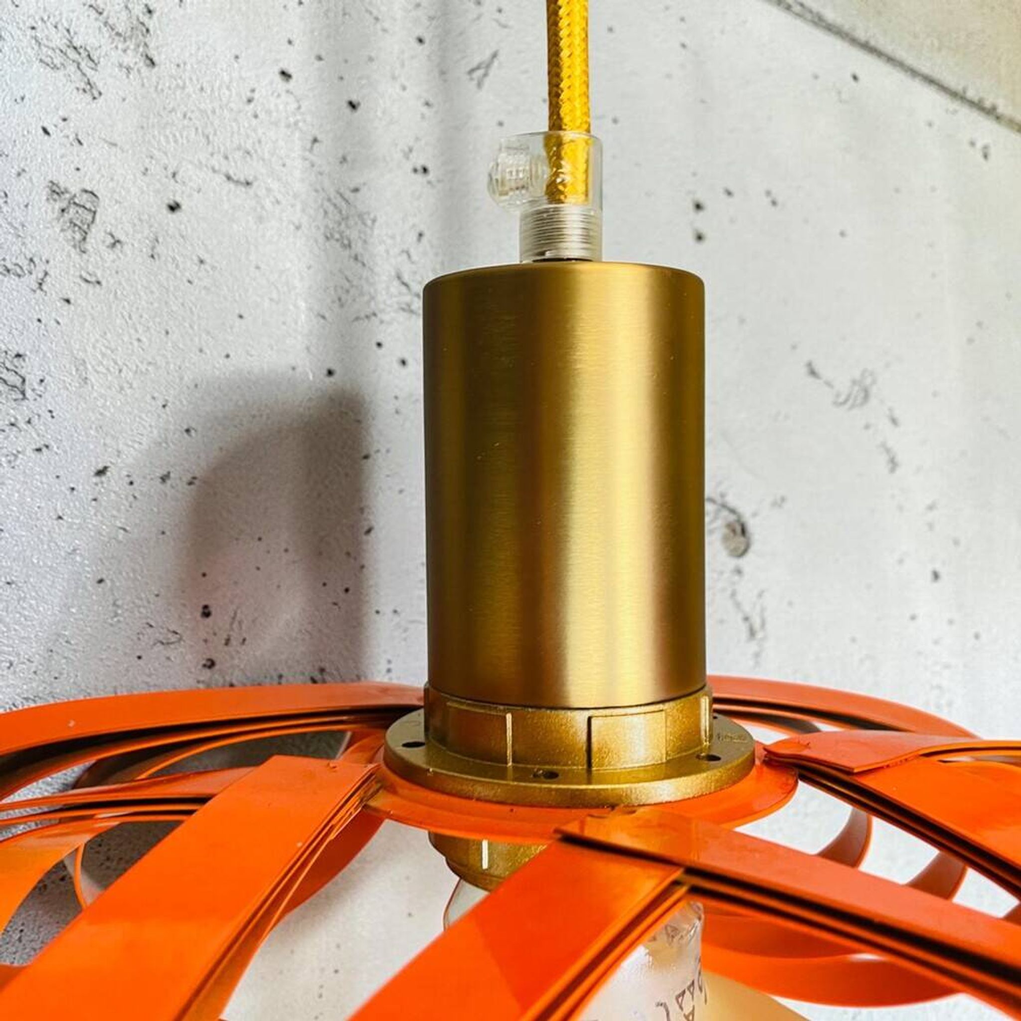 Lampe en métal orange moderne française avec un ruban