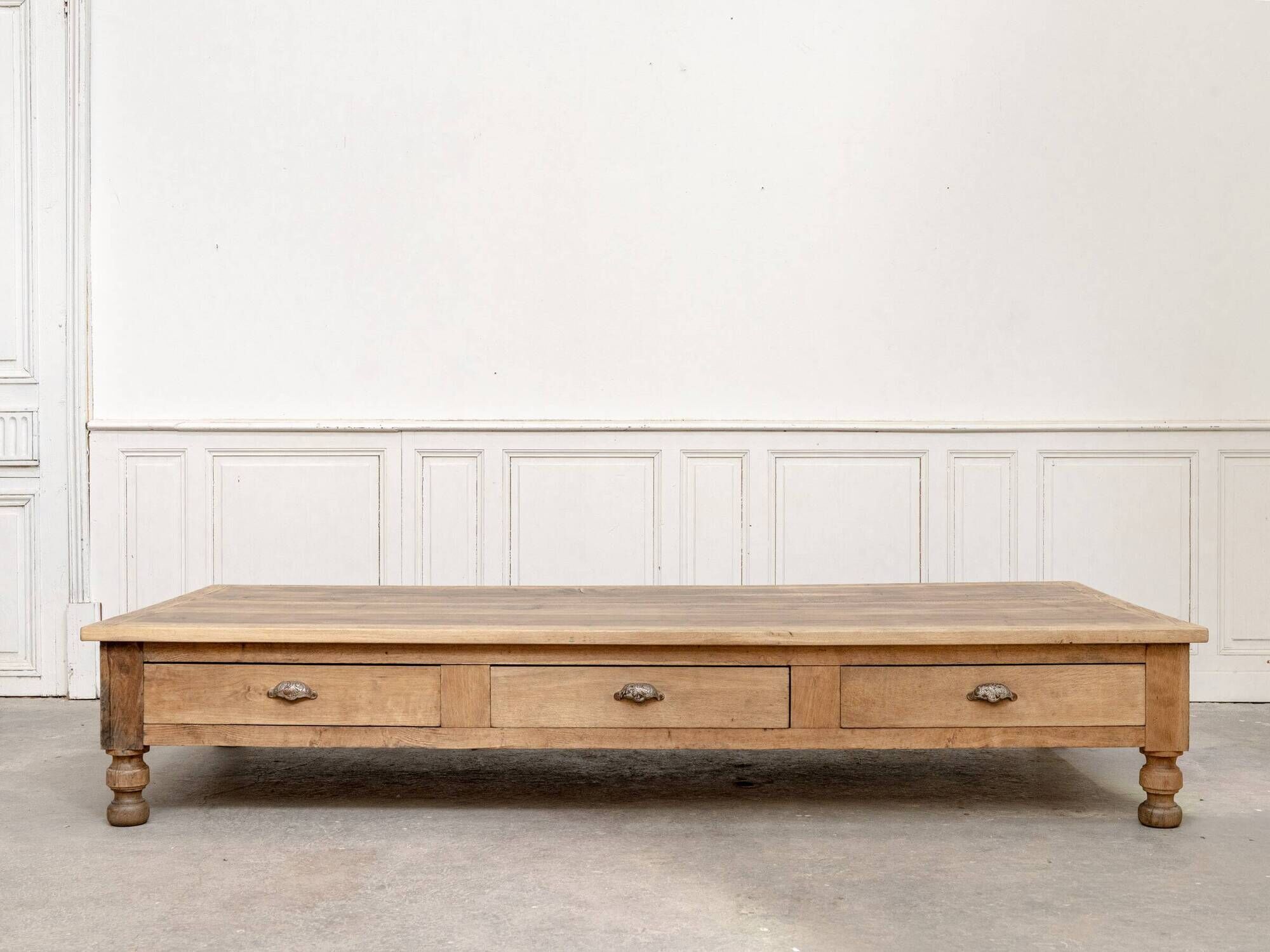 Exceptional oak coffee table, antique draper's table from the 19th century.
