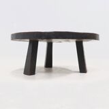 Table basse ronde à trépied brutaliste en chêne massif teinté des années 1970