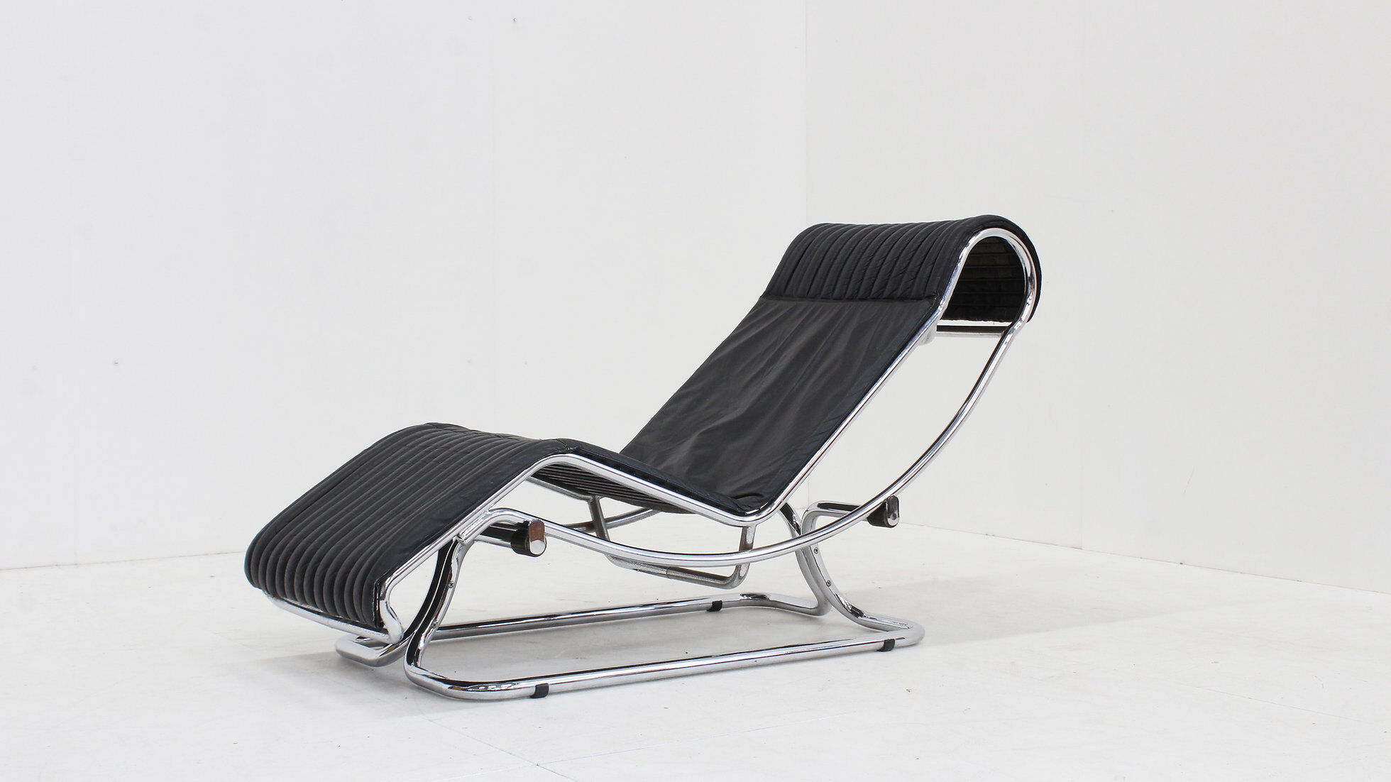 Vintage Italian chaise lounge chair chrome and leather by Guido Faleschini 1970s