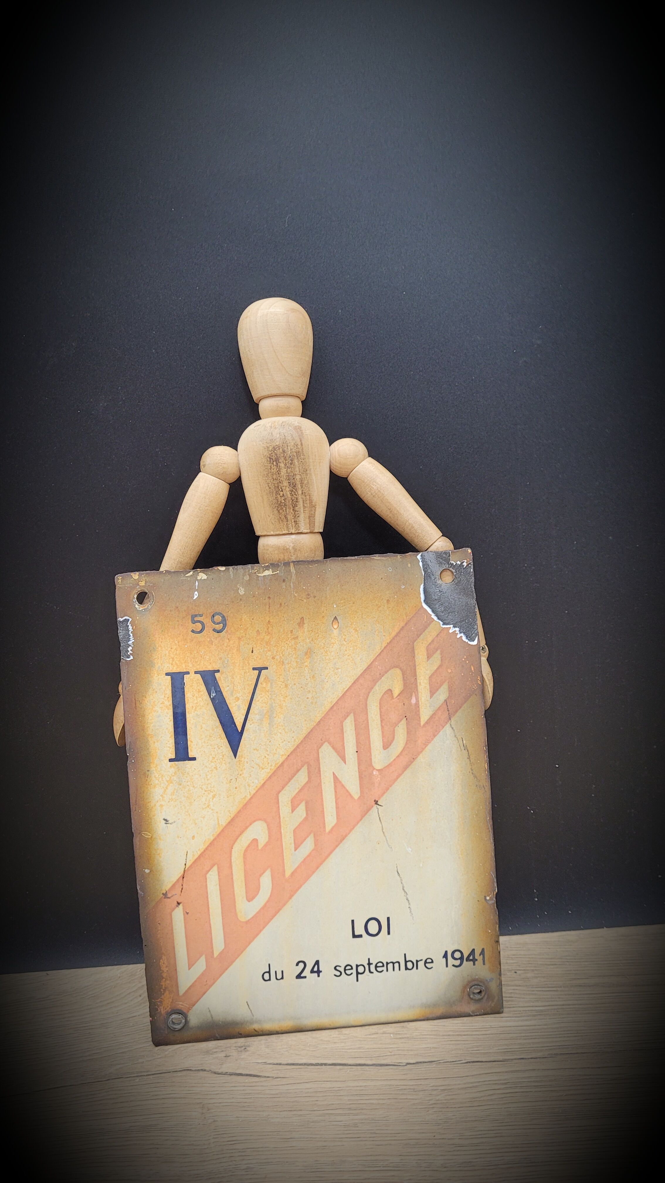 License IV enamelled plate