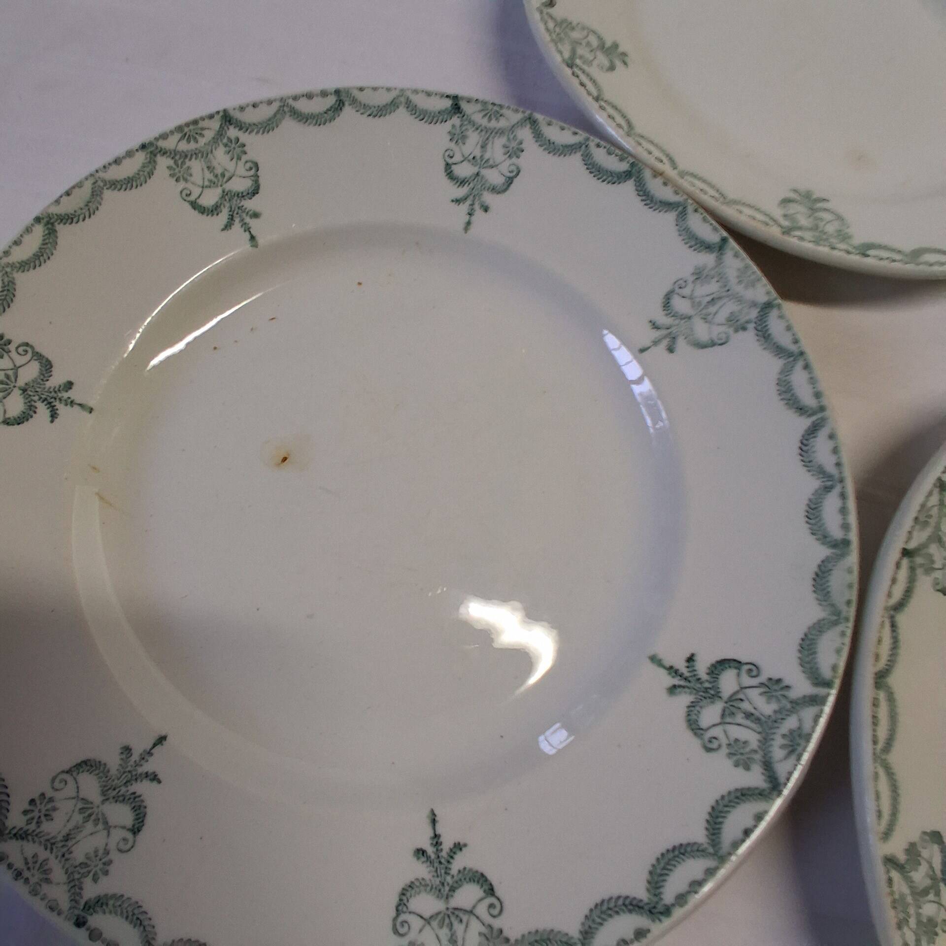 5 assiettes à dessert ancienne de chez Moulins des loups en bon état