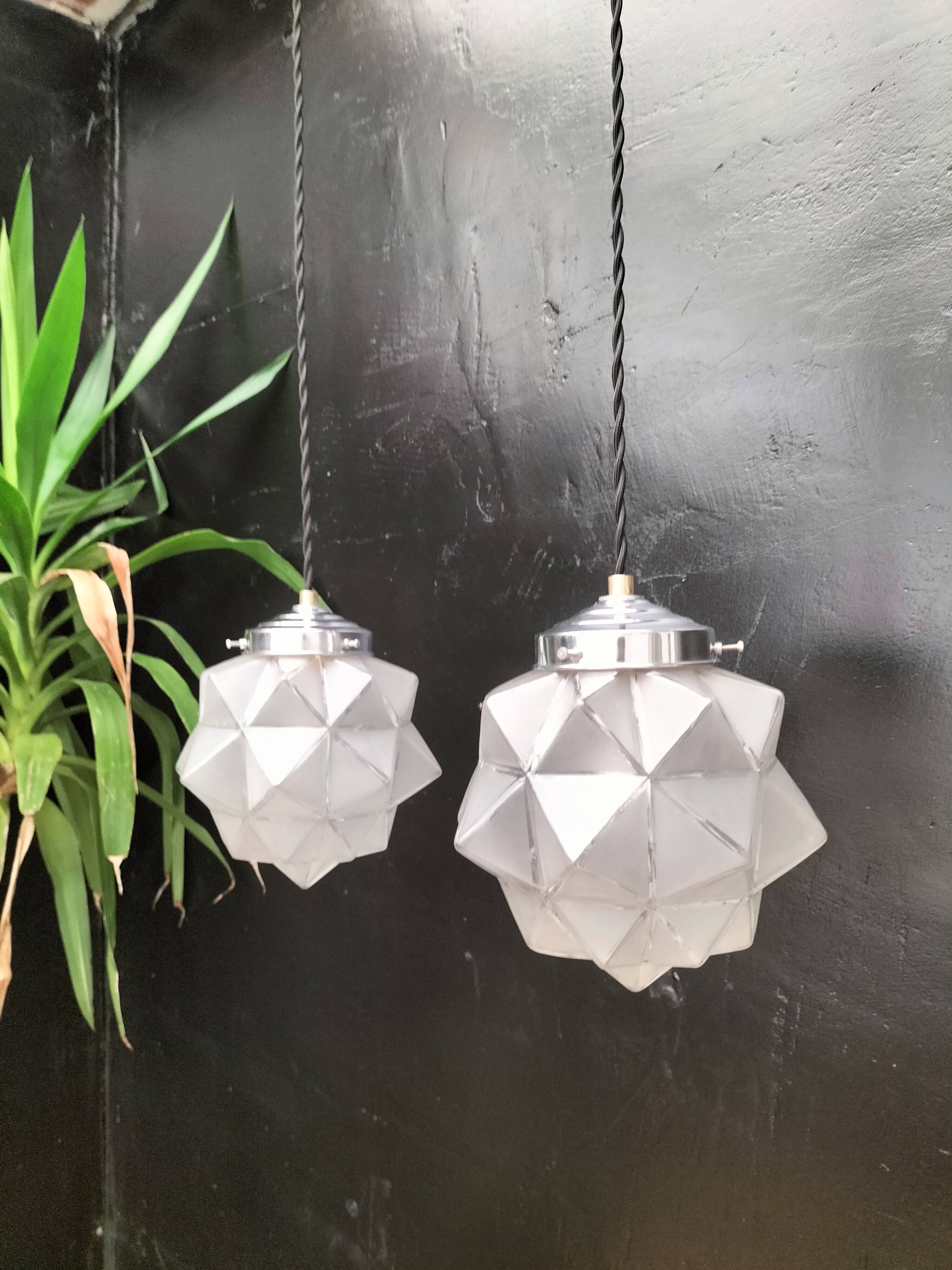 Paire de suspensions art déco en verre